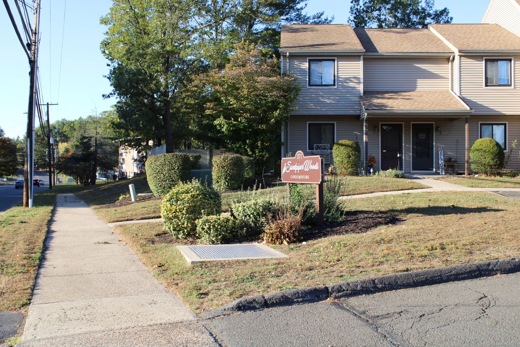 Photo of 371 Emmett Street #APT 6, Bristol, CT 06010 (MLS # 24132591)