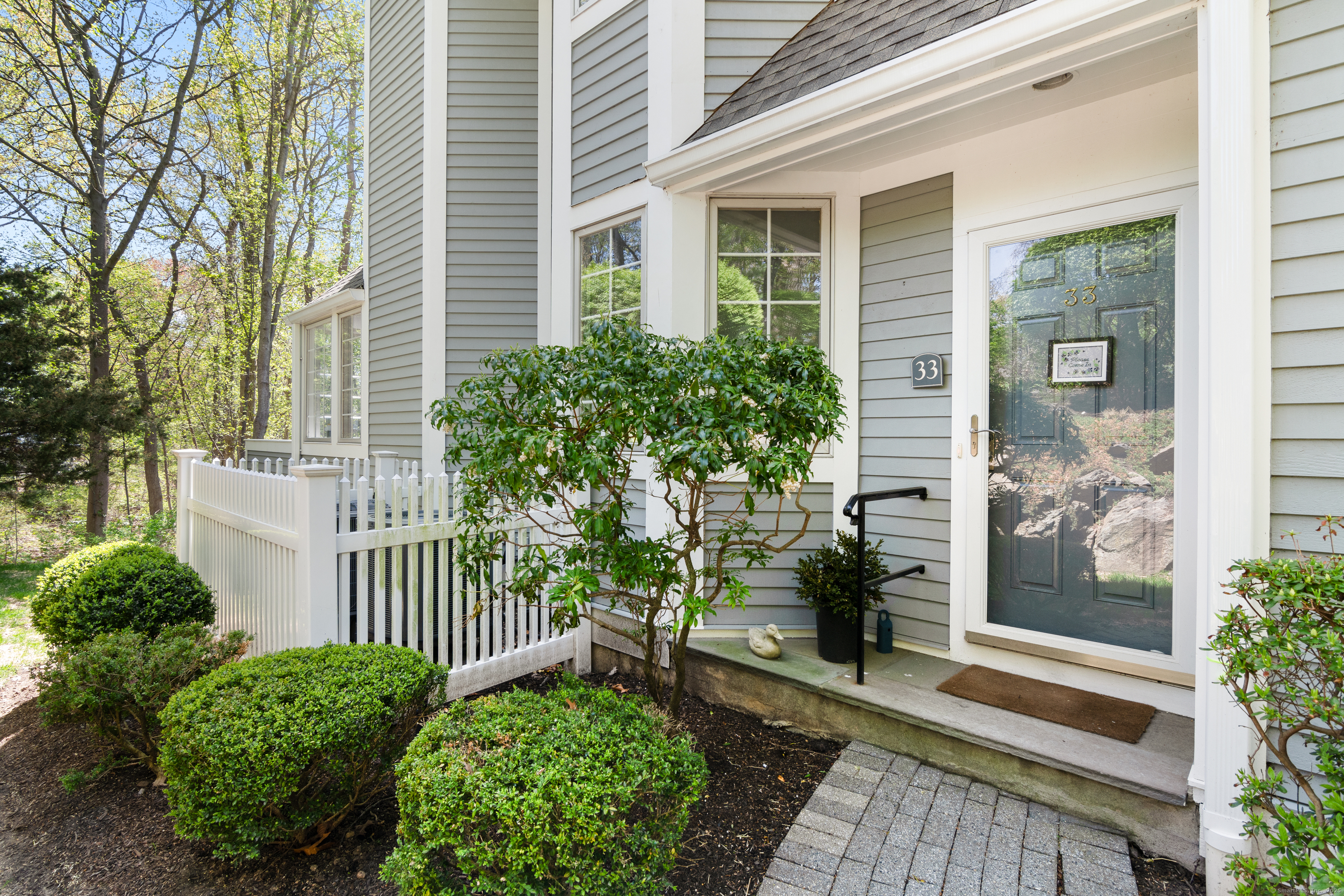 Hale Lane 33, Darien, Connecticut - 1 Bedrooms  
2 Bathrooms  
3 Rooms - 