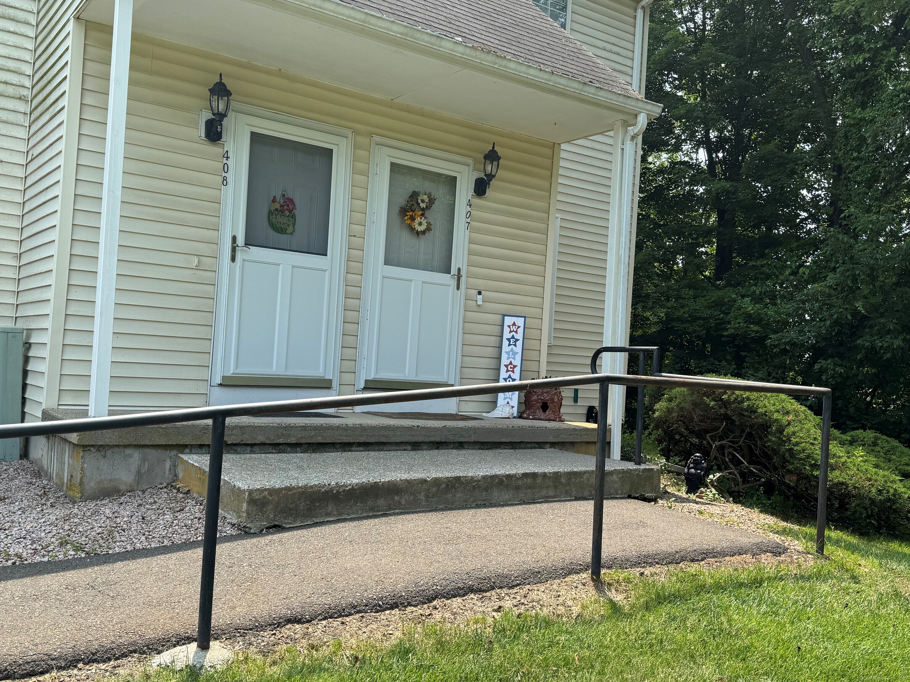 Property for Sale at Branford Road 407, North Branford, Connecticut - Bedrooms: 2 
Bathrooms: 1 
Rooms: 5  - $269,900
