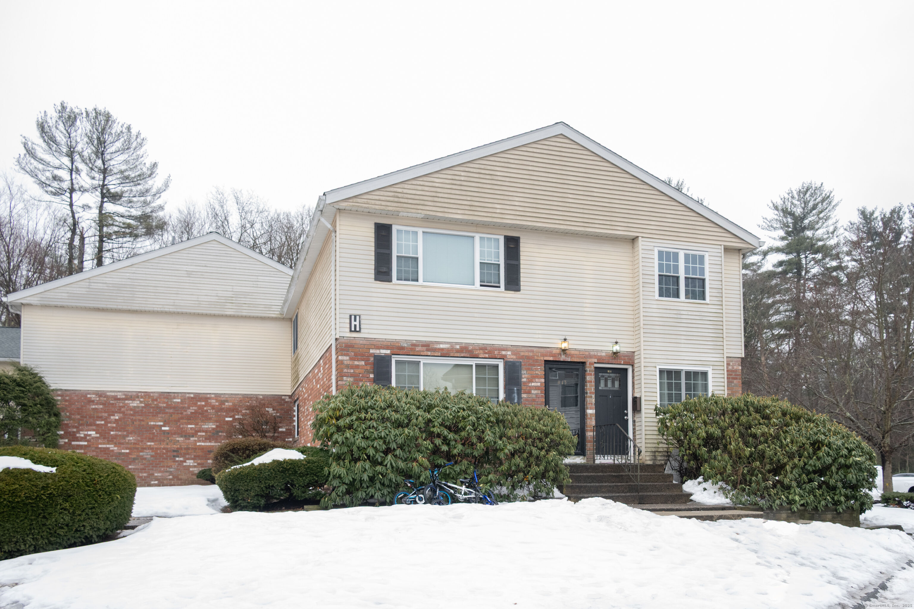 Bradley Circle H, Enfield, Connecticut - 2 Bedrooms  
2 Bathrooms  
4 Rooms - 