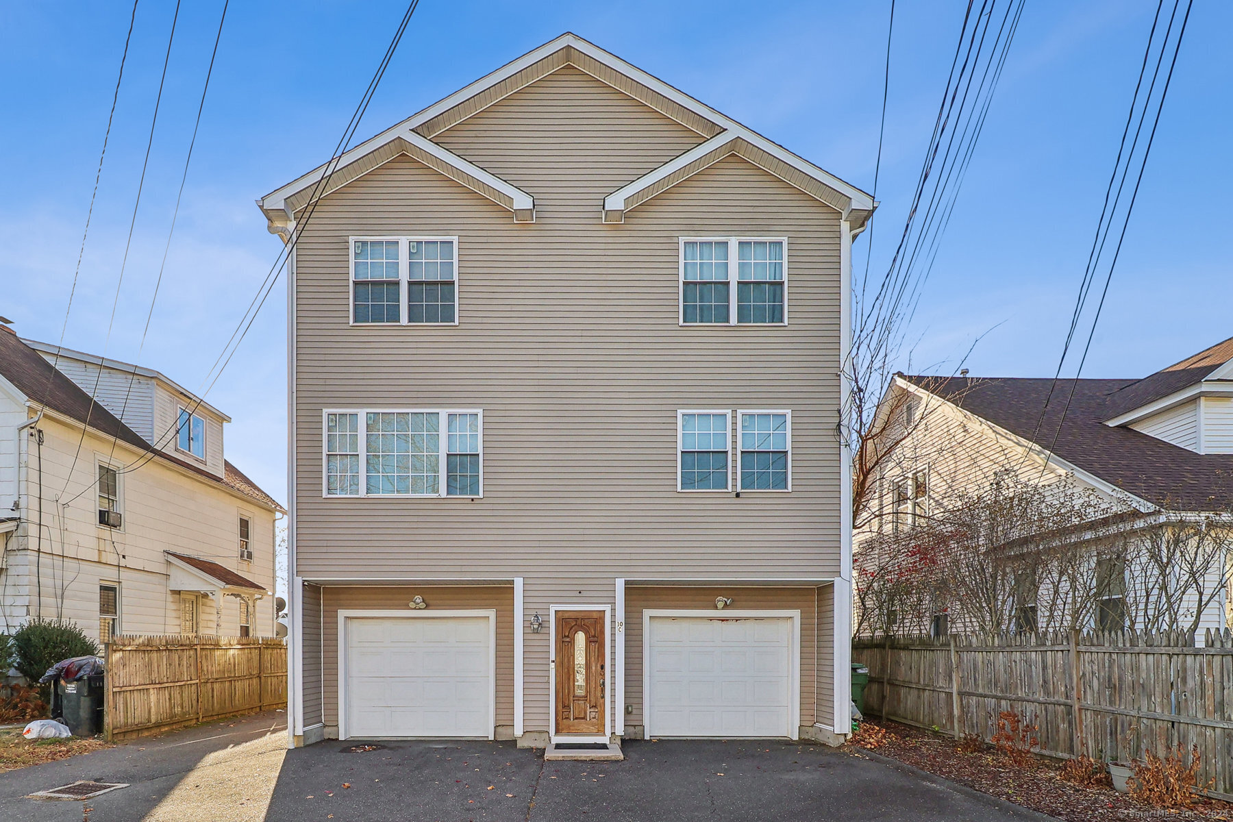 Griffing Avenue Apt C, Danbury, Connecticut - 3 Bedrooms  
2 Bathrooms  
5 Rooms - 