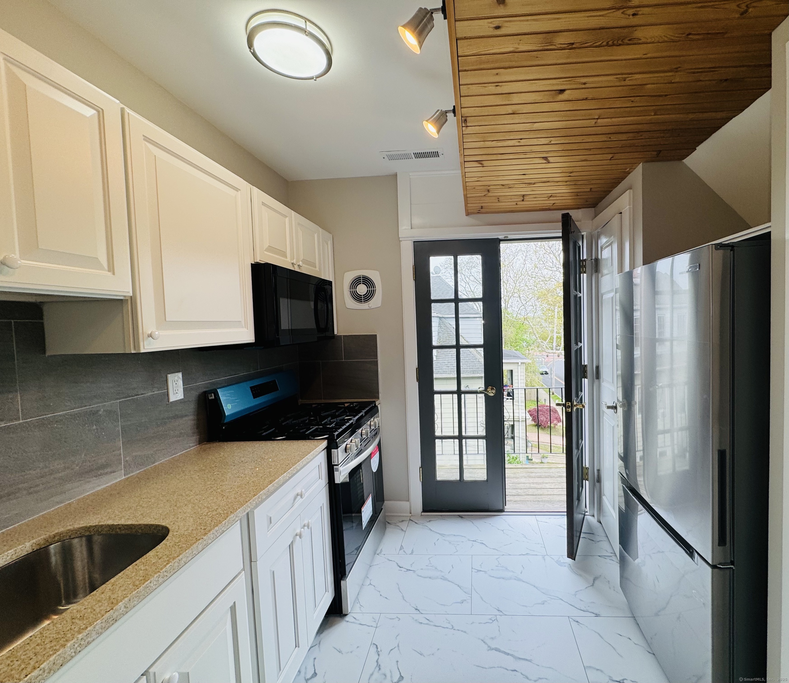 Howard Avenue 3, New Haven, Connecticut - 3 Bedrooms  
1 Bathrooms  
5 Rooms - 