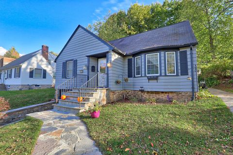 Photo of 102 Waverly Street, Waterbury, CT 06710 (MLS # 24134310)