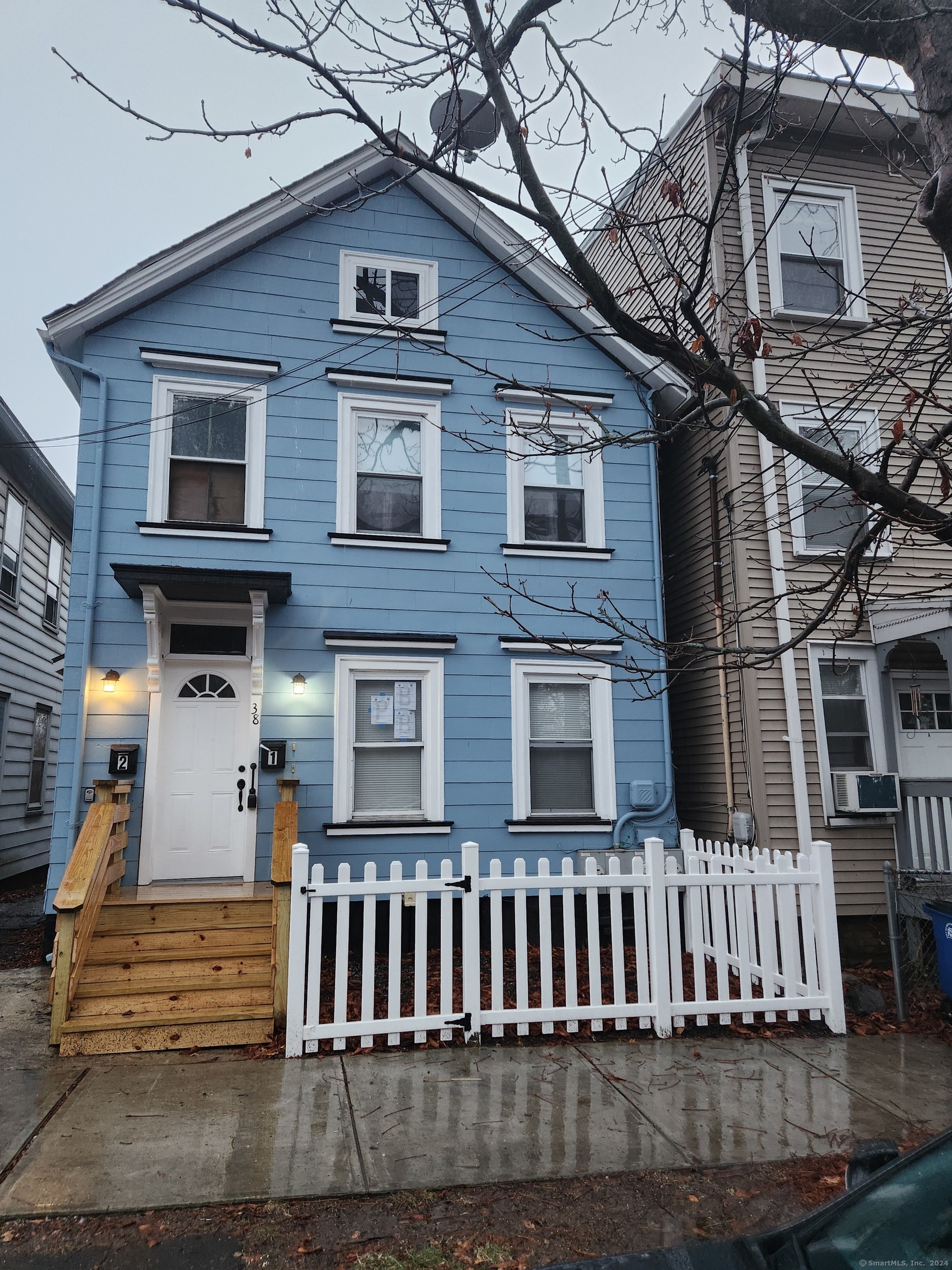 38 Walnut Street Fl 1, New Haven, Connecticut - 2 Bedrooms  
1 Bathrooms  
5 Rooms - 