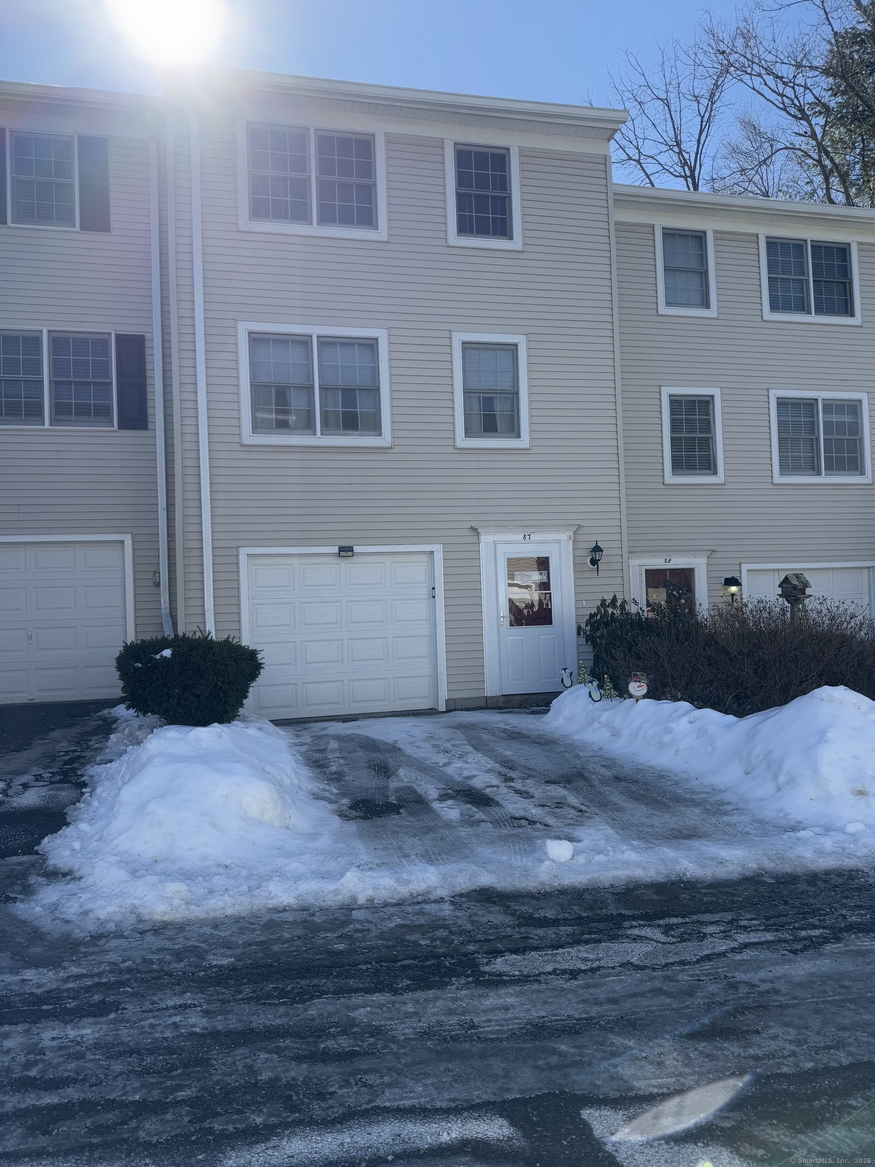 Summit Commons 87, Derby, Connecticut - 2 Bedrooms  
2 Bathrooms  
6 Rooms - 