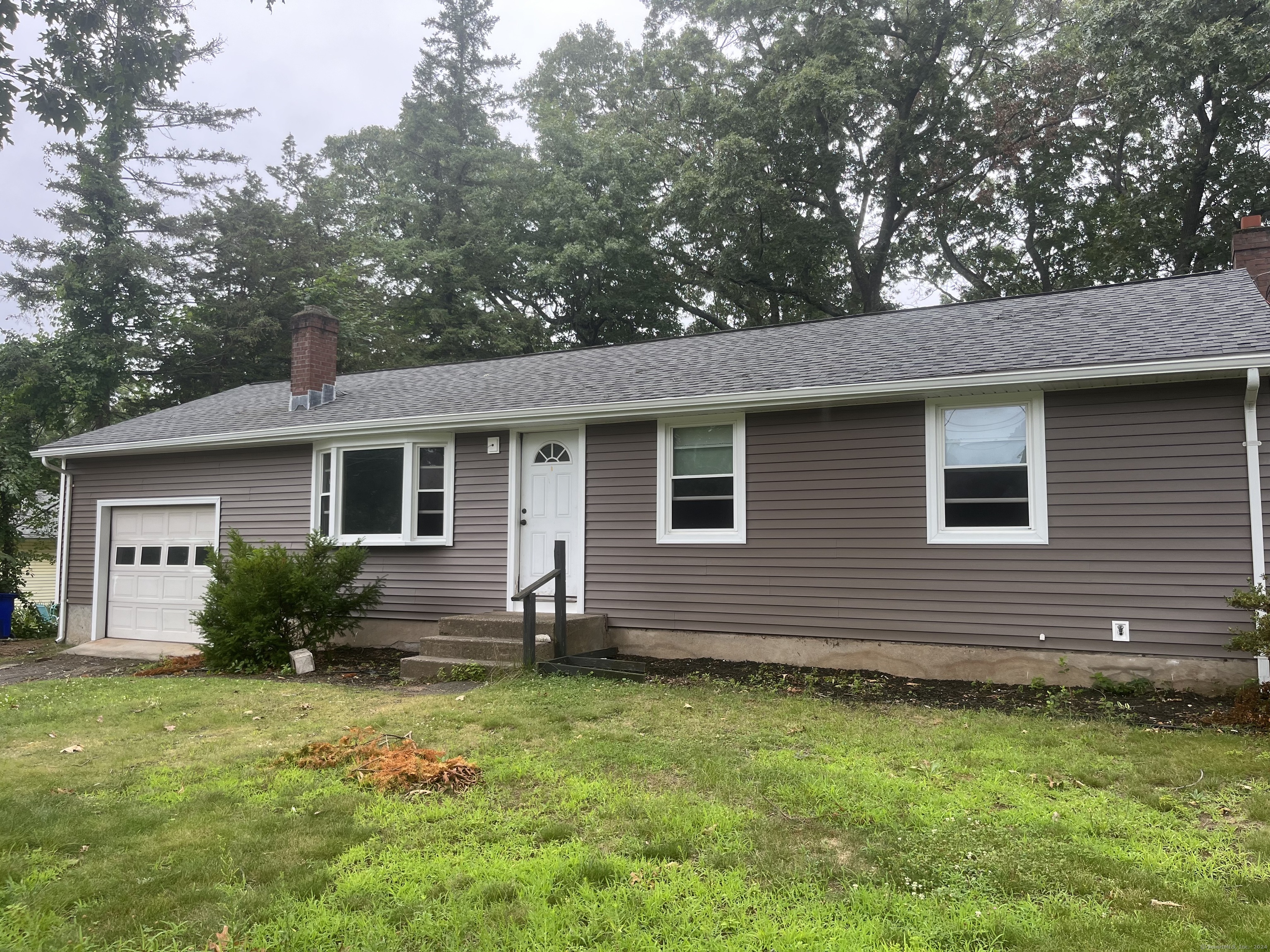 Property for Sale at 25 Heather Lane, Windsor Locks, Connecticut - Bedrooms: 3 
Bathrooms: 1 
Rooms: 5  - $304,900