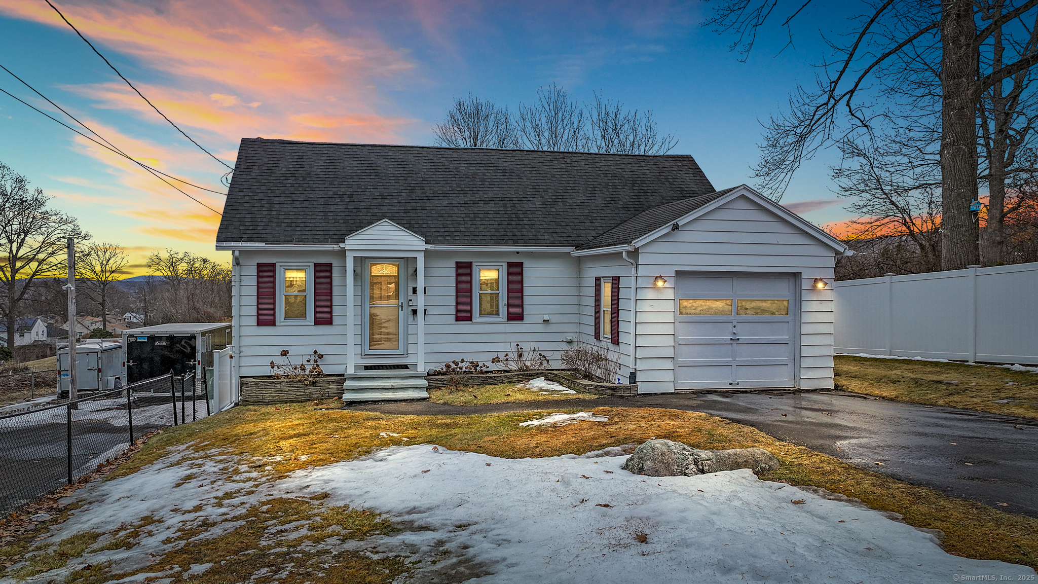 Peck Lane, Bristol, Connecticut - 1 Bedrooms  
1 Bathrooms  
3 Rooms - 