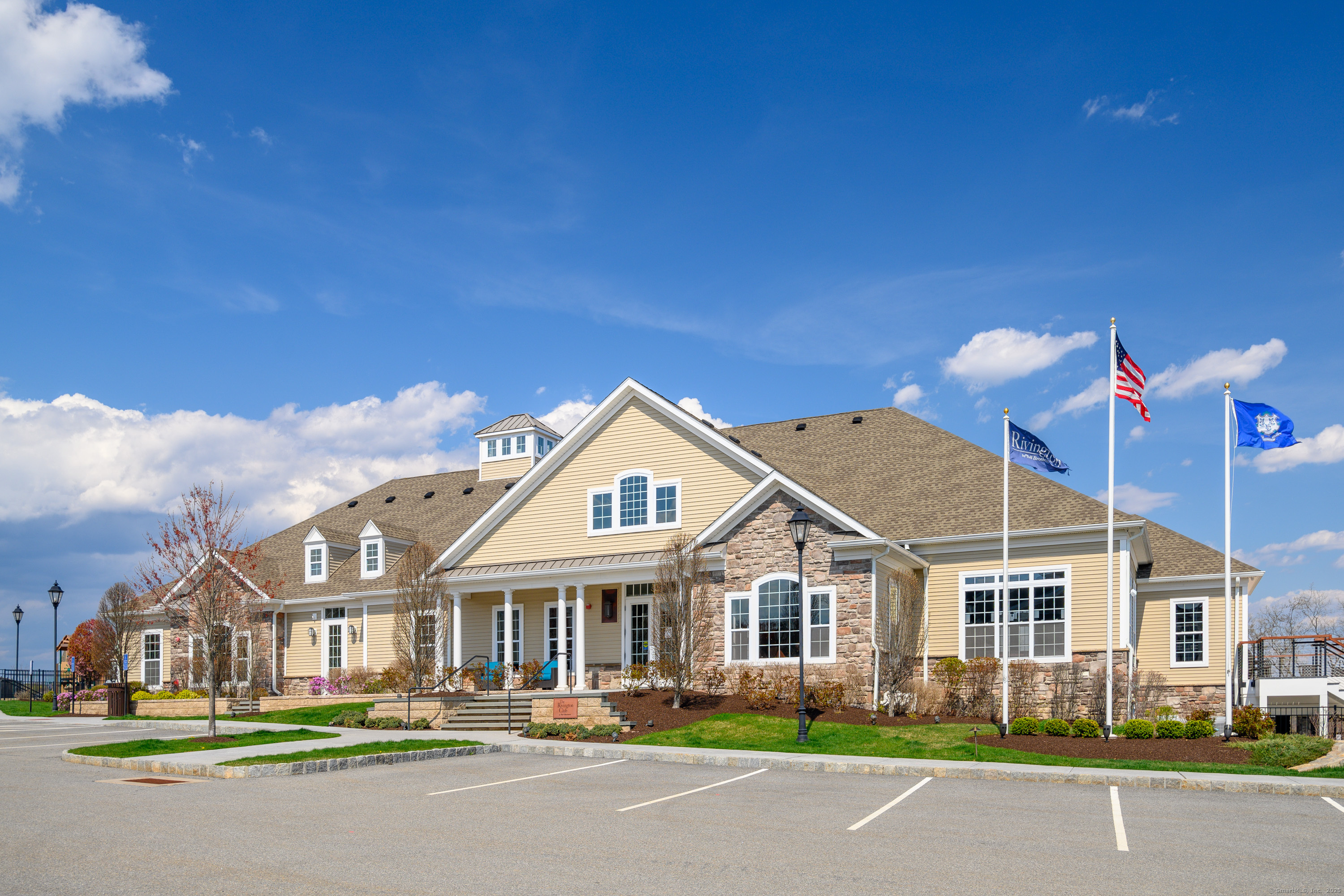 E Cross Trail 7, Danbury, Connecticut - 3 Bedrooms  
4 Bathrooms  
8 Rooms - 