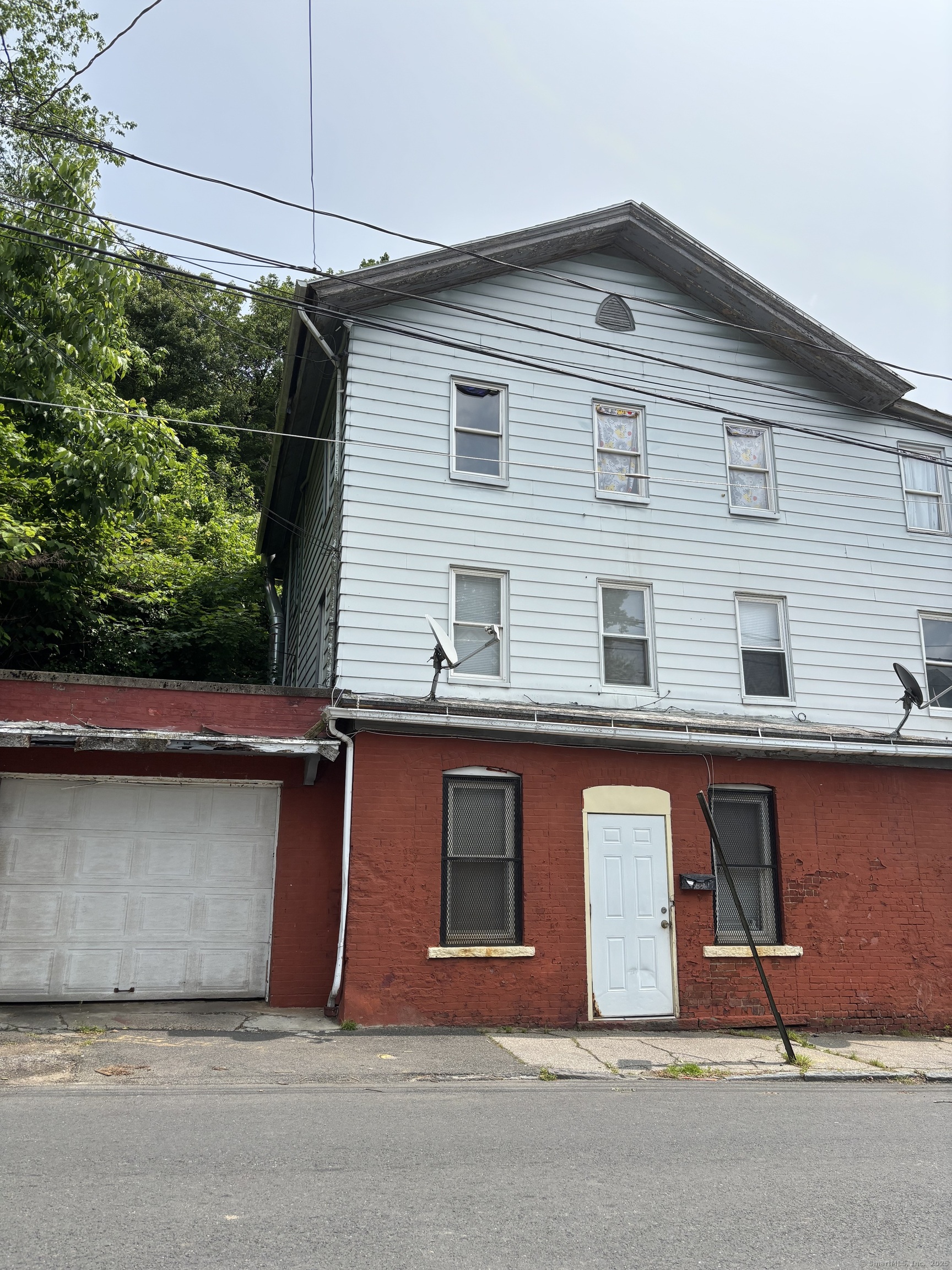 Property for Sale at Bishop Street, Waterbury, Connecticut - Bedrooms: 6 
Bathrooms: 2 
Rooms: 10  - $358,000