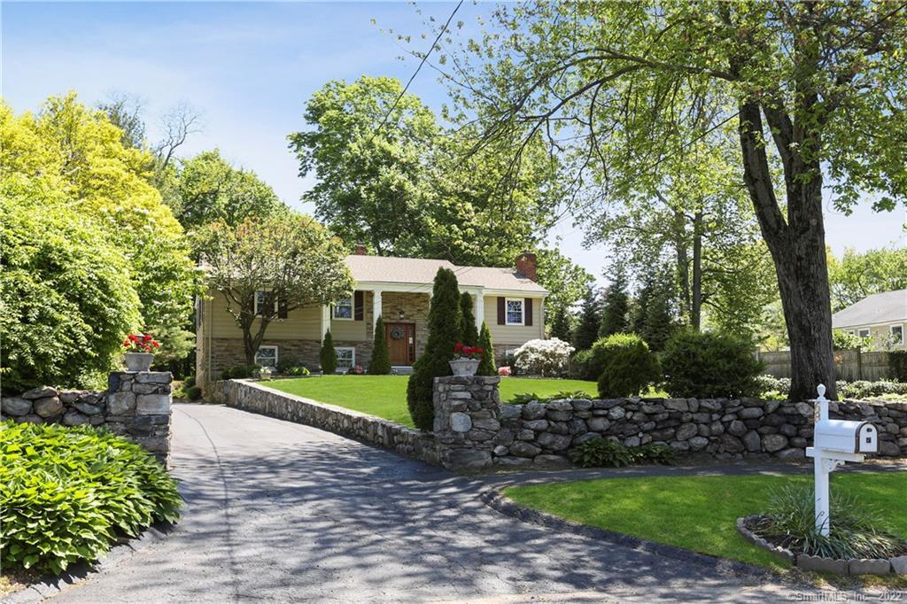 Photo 1 of 68 Hollow Tree Ridge Road, Darien, Connecticut, $1,050,000, Web #: 170299388