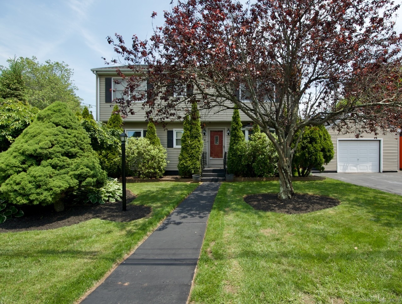 Property for Sale at Round Hill Road, Meriden, Connecticut - Bedrooms: 5 
Bathrooms: 4 
Rooms: 9  - $405,000