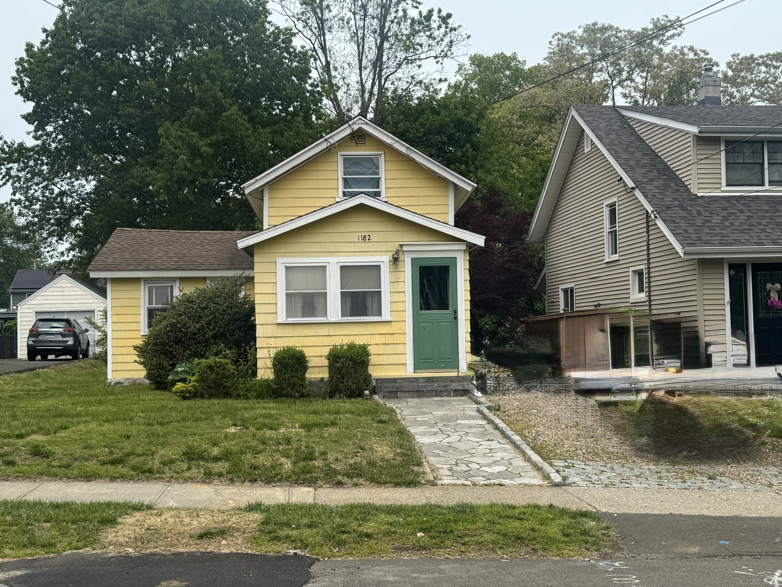 North Avenue, Stratford, Connecticut - 3 Bedrooms  
1 Bathrooms  
6 Rooms - 