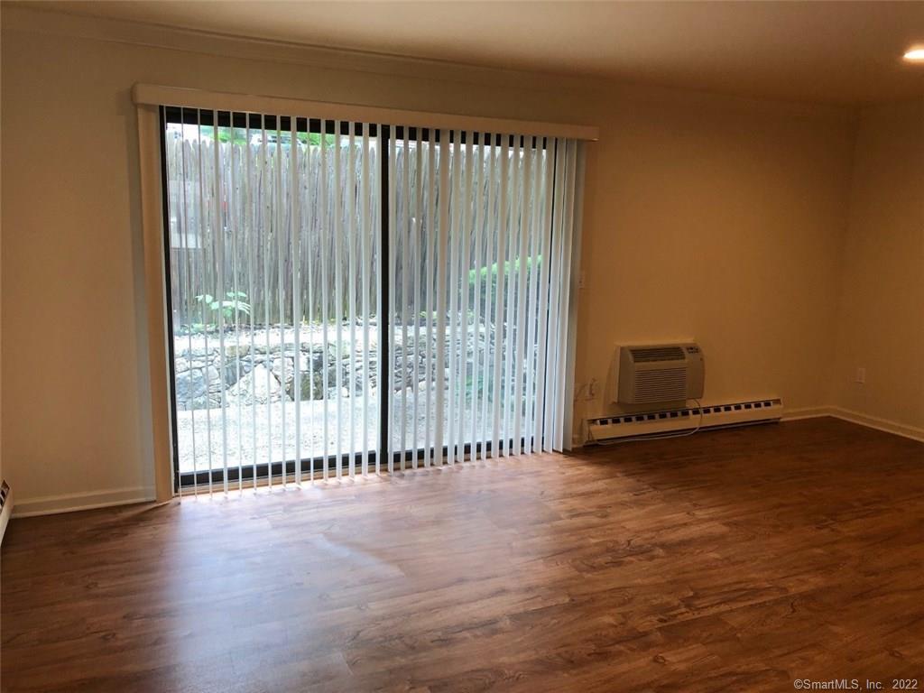 Stamford, Connecticut 06907, United States, 2 Bedrooms Bedrooms, ,2 BathroomsBathrooms,Residential,Pending,122439