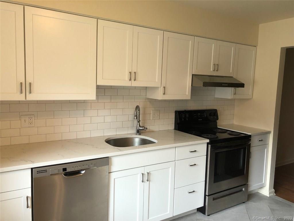 Bouton Street 9, Stamford, Connecticut - 2 Bedrooms  
2 Bathrooms  
5 Rooms - 