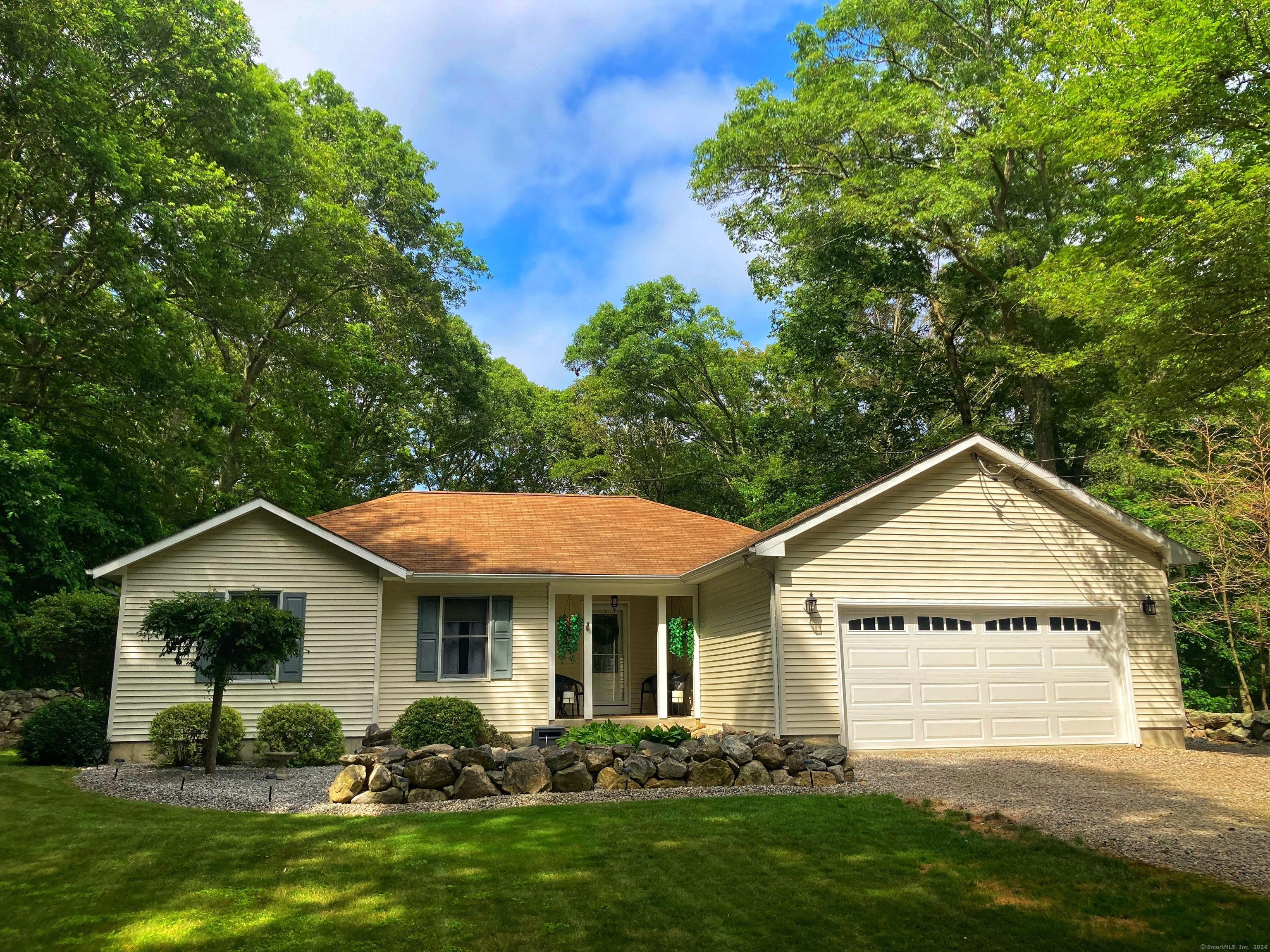 282 Groton Long Point Road, Groton, Connecticut - 3 Bedrooms  
2 Bathrooms  
6 Rooms - 