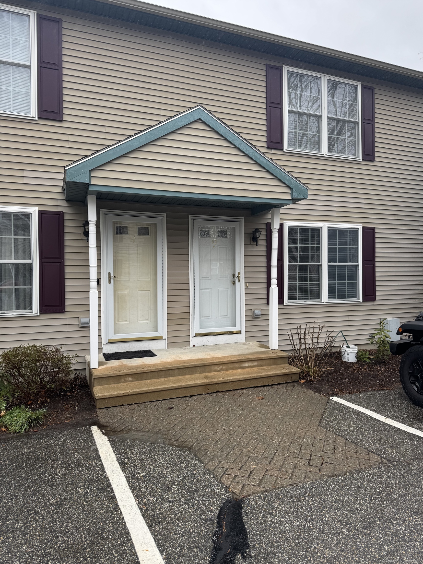 Salem Turnpike 10, Norwich, Connecticut - 2 Bedrooms  
3 Bathrooms  
5 Rooms - 
