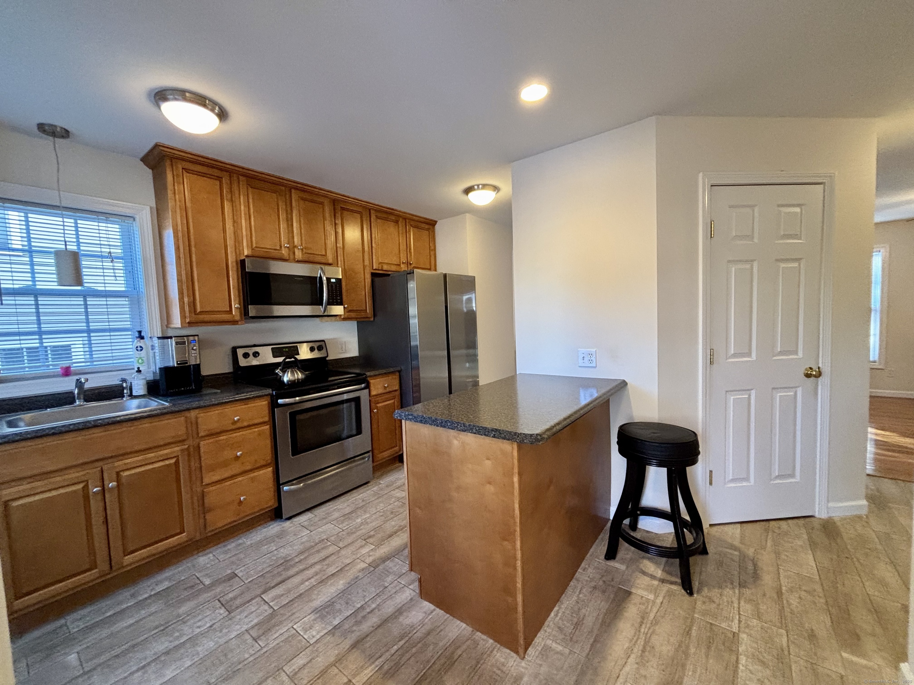 Bristol, Connecticut 06010, United States, 3 Bedrooms Bedrooms, ,2 BathroomsBathrooms,Residential,Active,233874