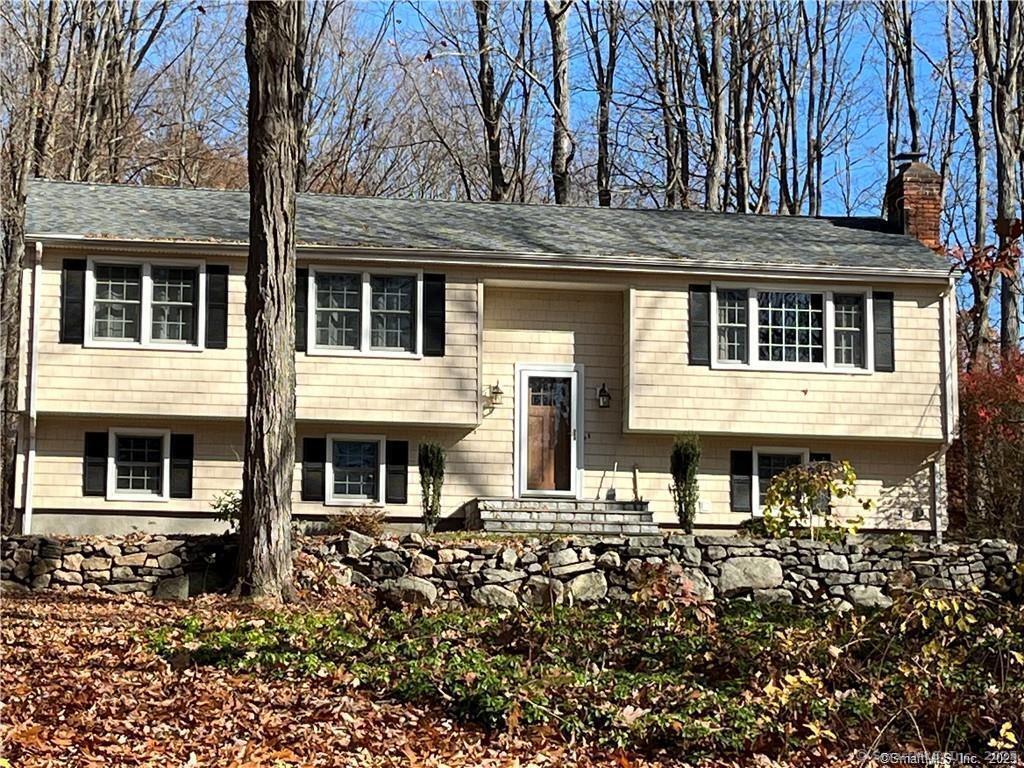 Longview Drive, Ridgefield, Connecticut - 3 Bedrooms  
2 Bathrooms  
9 Rooms - 