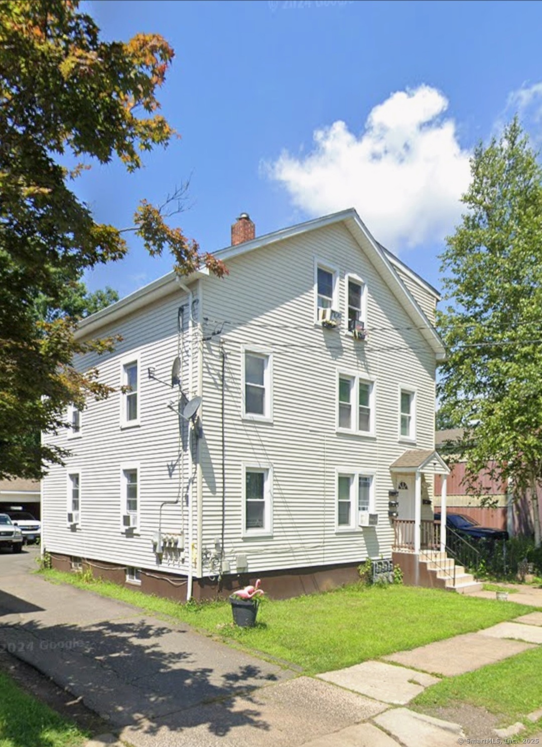 Lawlor Street, New Britain, Connecticut - 6 Bedrooms  
3 Bathrooms  
15 Rooms - 