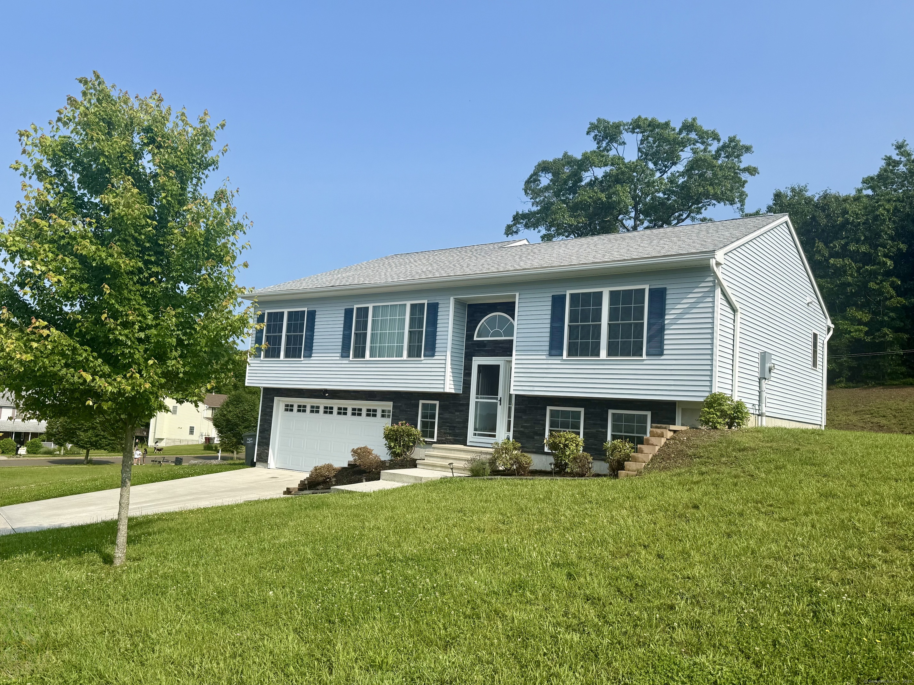Property for Sale at Rollingwood Drive, Naugatuck, Connecticut - Bedrooms: 3 
Bathrooms: 3 
Rooms: 7  - $499,900