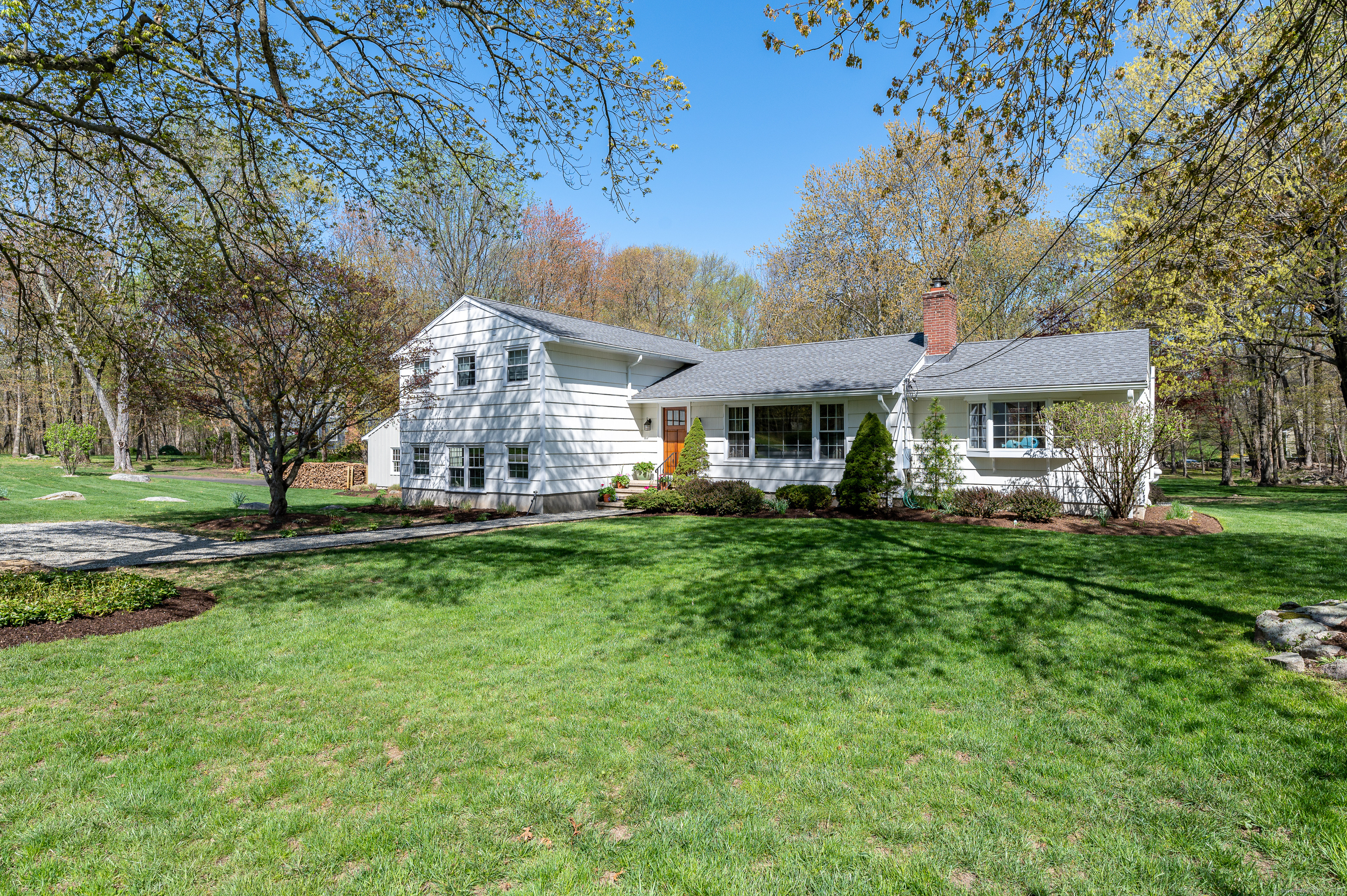 Weeburn Lane, Wilton, Connecticut - 4 Bedrooms  
3 Bathrooms  
9 Rooms - 