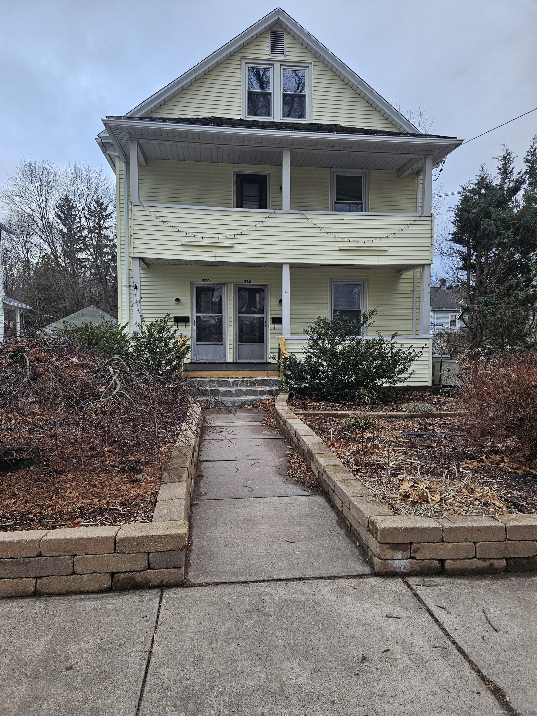 Oak Street, Manchester, Connecticut - 2 Bedrooms  
1 Bathrooms  
5 Rooms - 