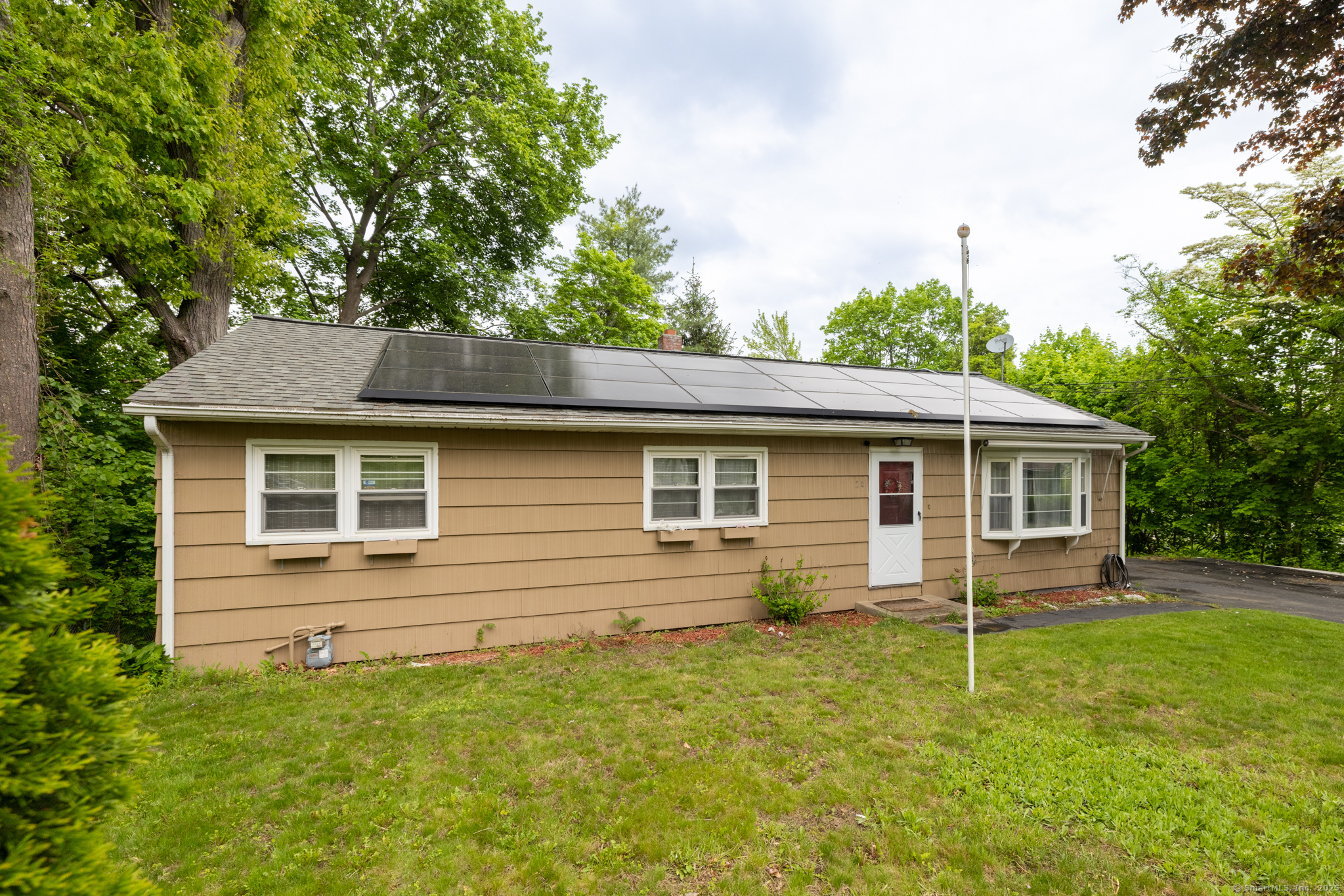Bingham Street, Bristol, Connecticut - 3 Bedrooms  
2 Bathrooms  
6 Rooms - 