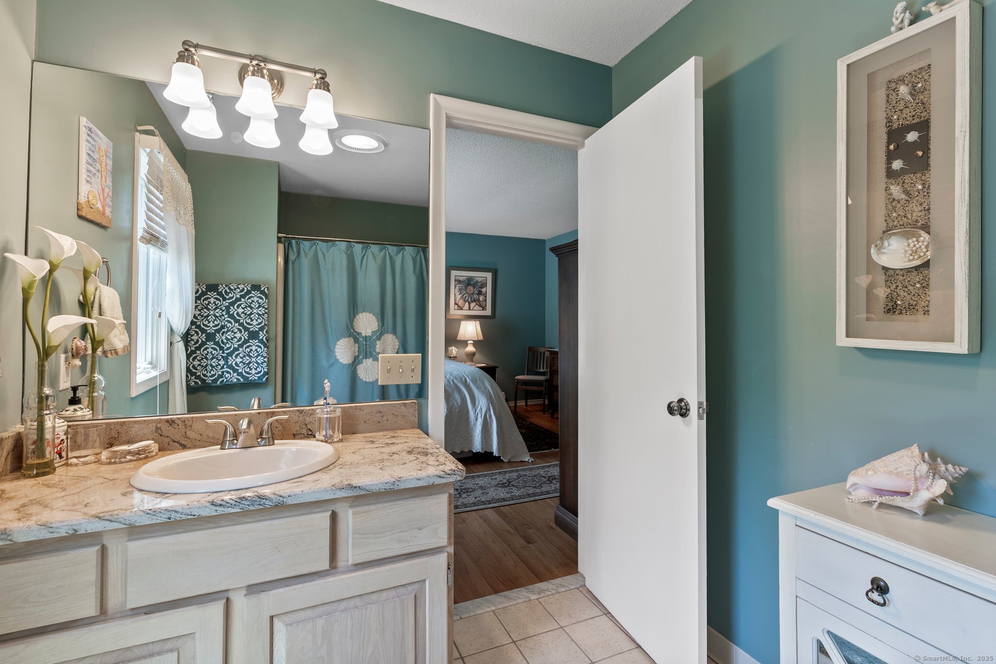 Newington, Connecticut 06111, United States, 2 Bedrooms Bedrooms, ,3 BathroomsBathrooms,Residential,Pending,160210