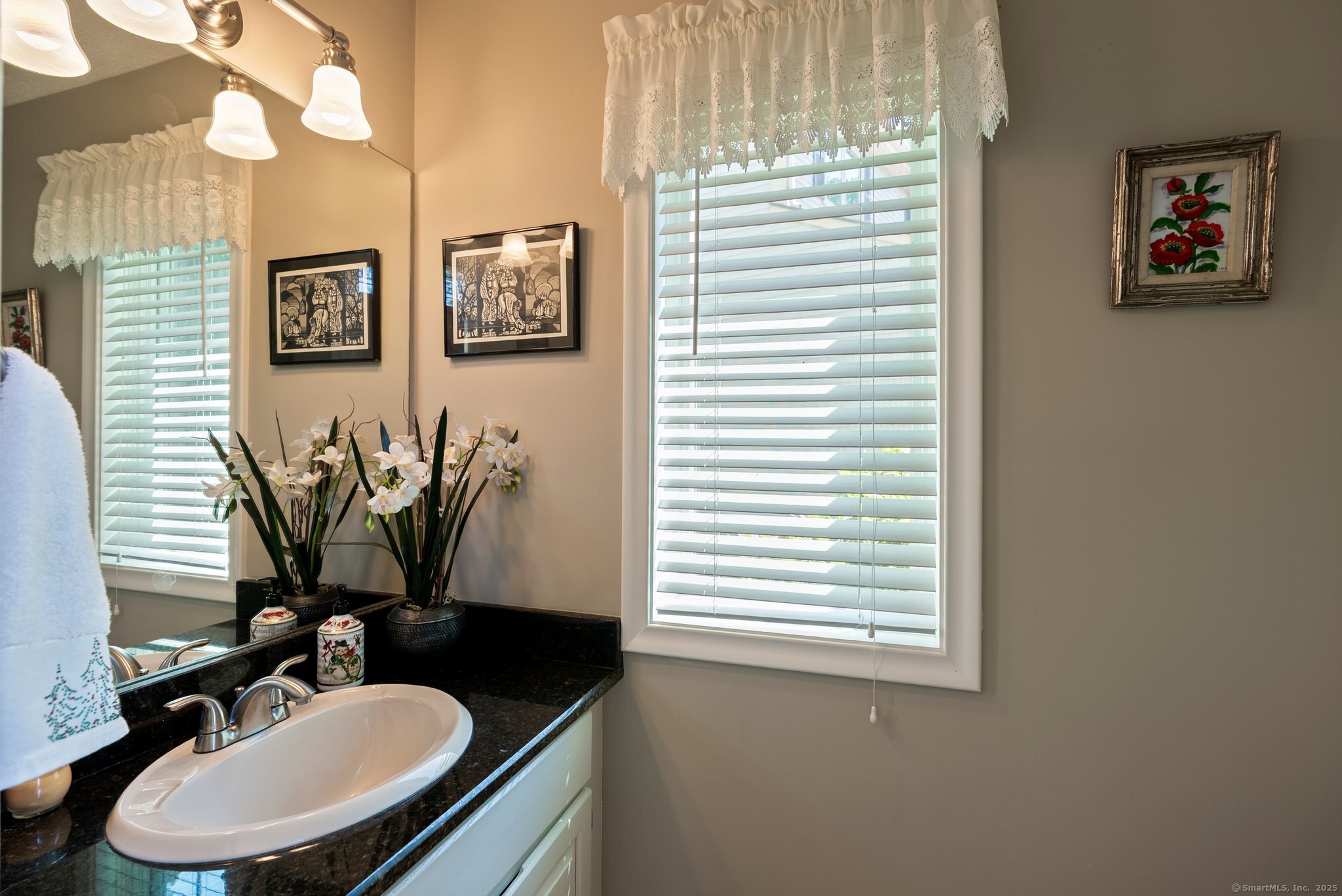 Newington, Connecticut 06111, United States, 2 Bedrooms Bedrooms, ,3 BathroomsBathrooms,Residential,Pending,160210