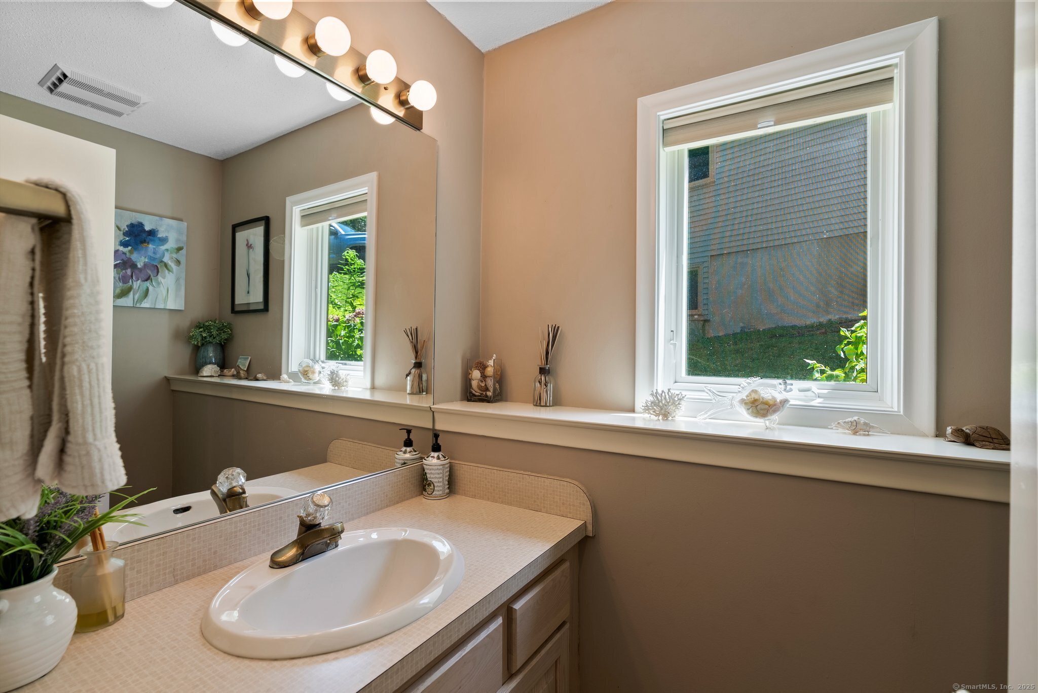 Newington, Connecticut 06111, United States, 2 Bedrooms Bedrooms, ,3 BathroomsBathrooms,Residential,Pending,160210