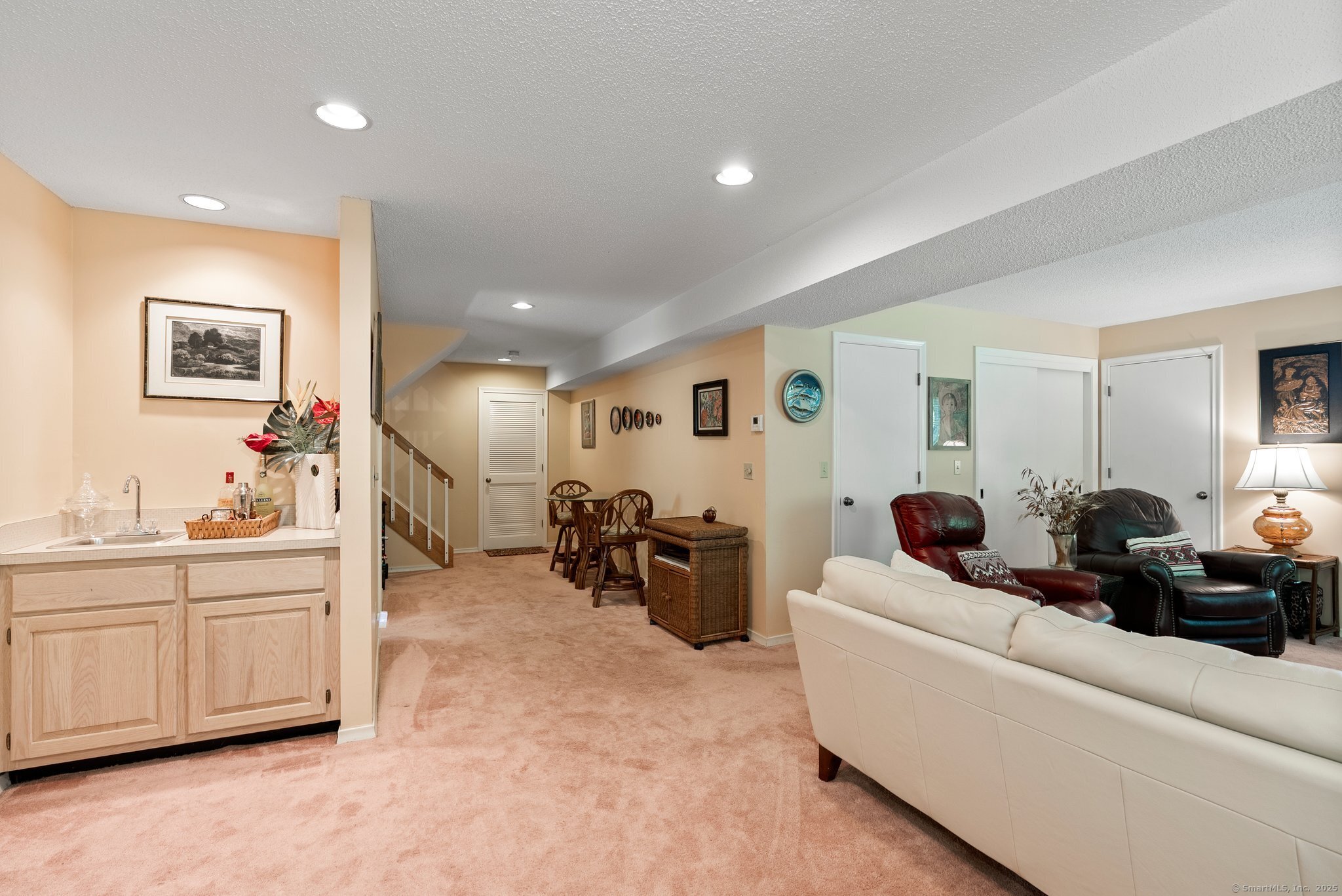 Newington, Connecticut 06111, United States, 2 Bedrooms Bedrooms, ,3 BathroomsBathrooms,Residential,Pending,160210