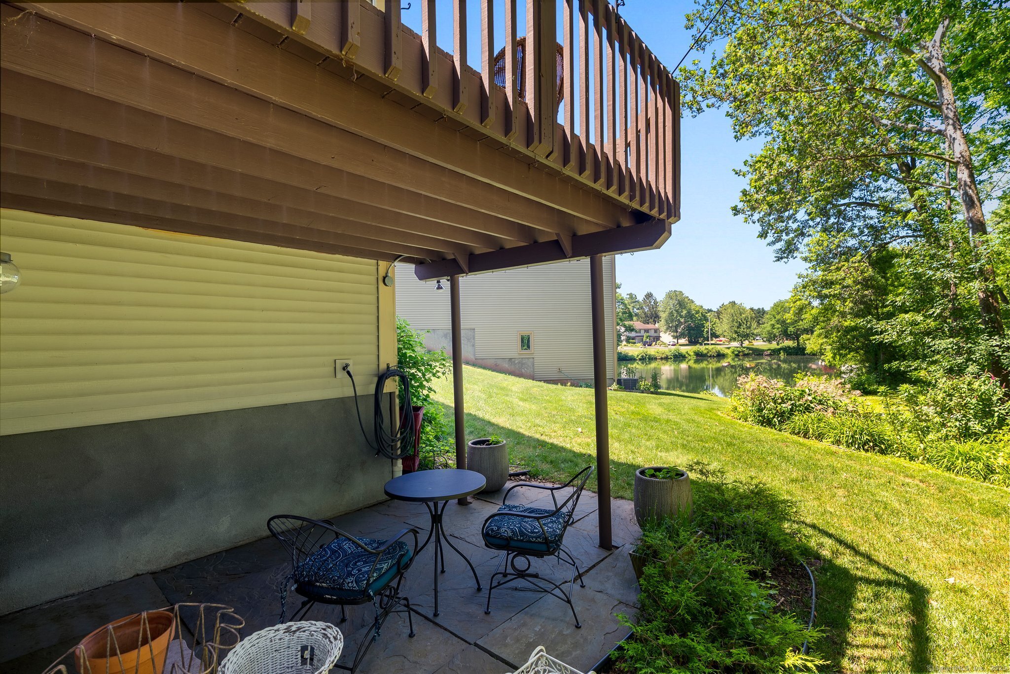 Newington, Connecticut 06111, United States, 2 Bedrooms Bedrooms, ,3 BathroomsBathrooms,Residential,Pending,160210