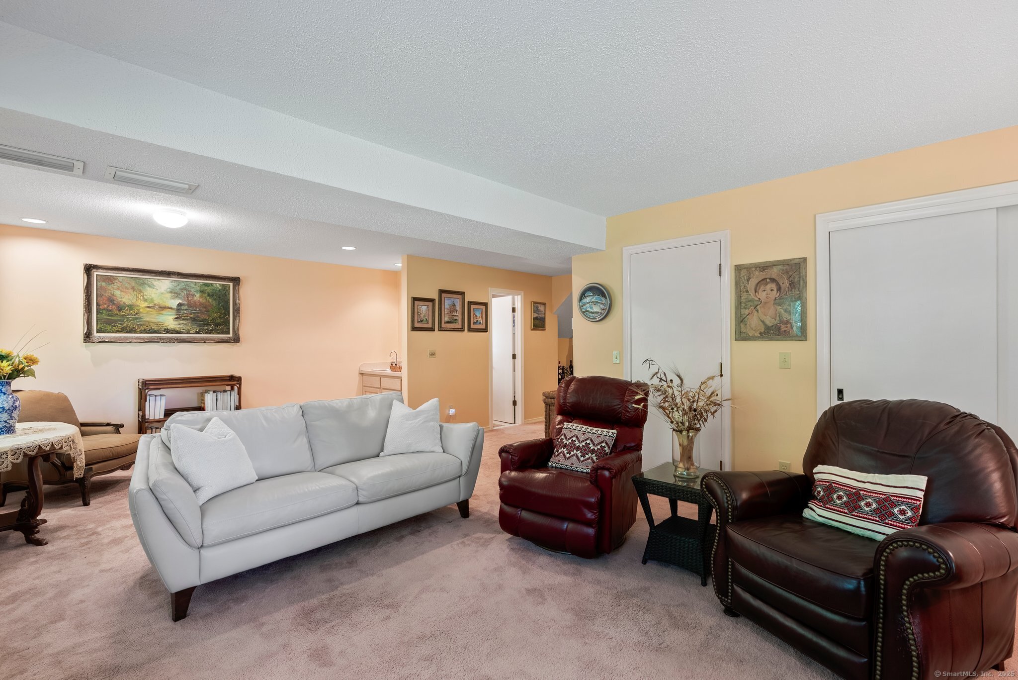 Newington, Connecticut 06111, United States, 2 Bedrooms Bedrooms, ,3 BathroomsBathrooms,Residential,Pending,160210