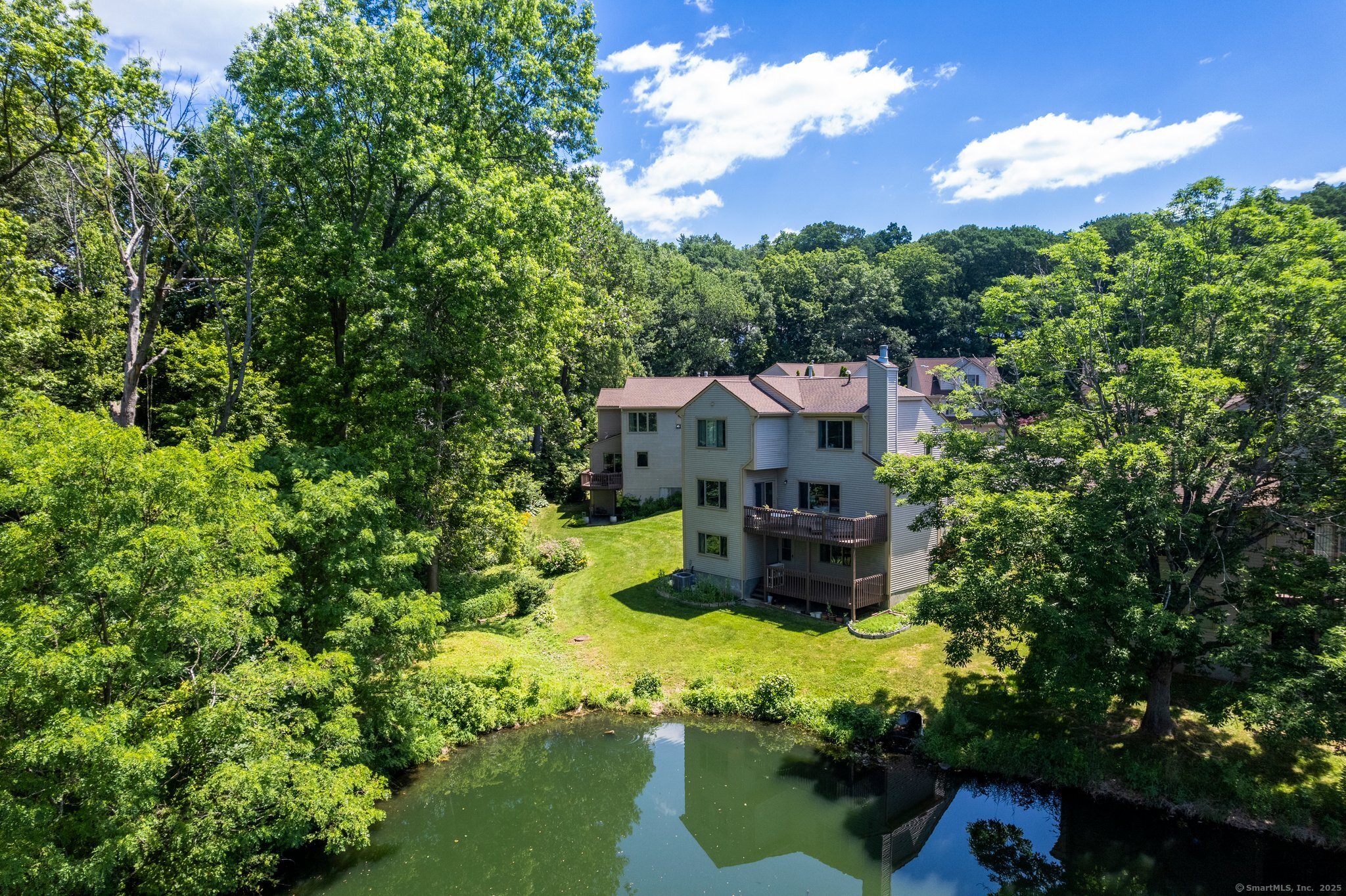 Newington, Connecticut 06111, United States, 2 Bedrooms Bedrooms, ,3 BathroomsBathrooms,Residential,Pending,160210