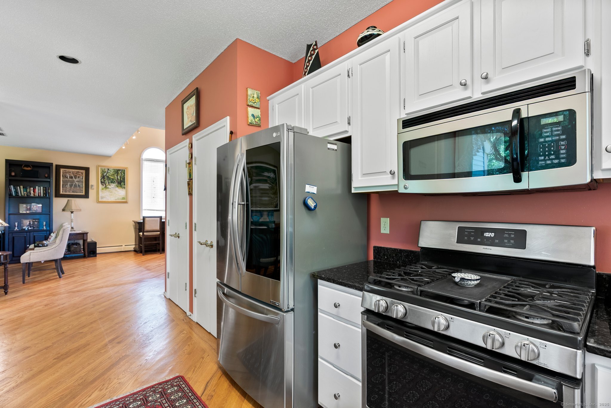 Newington, Connecticut 06111, United States, 2 Bedrooms Bedrooms, ,3 BathroomsBathrooms,Residential,Pending,160210