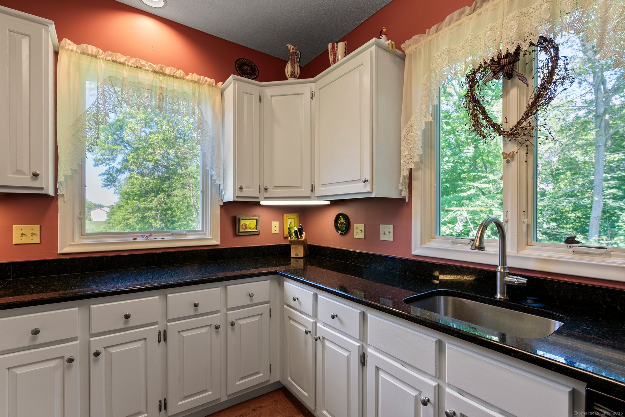 Newington, Connecticut 06111, United States, 2 Bedrooms Bedrooms, ,3 BathroomsBathrooms,Residential,Pending,160210