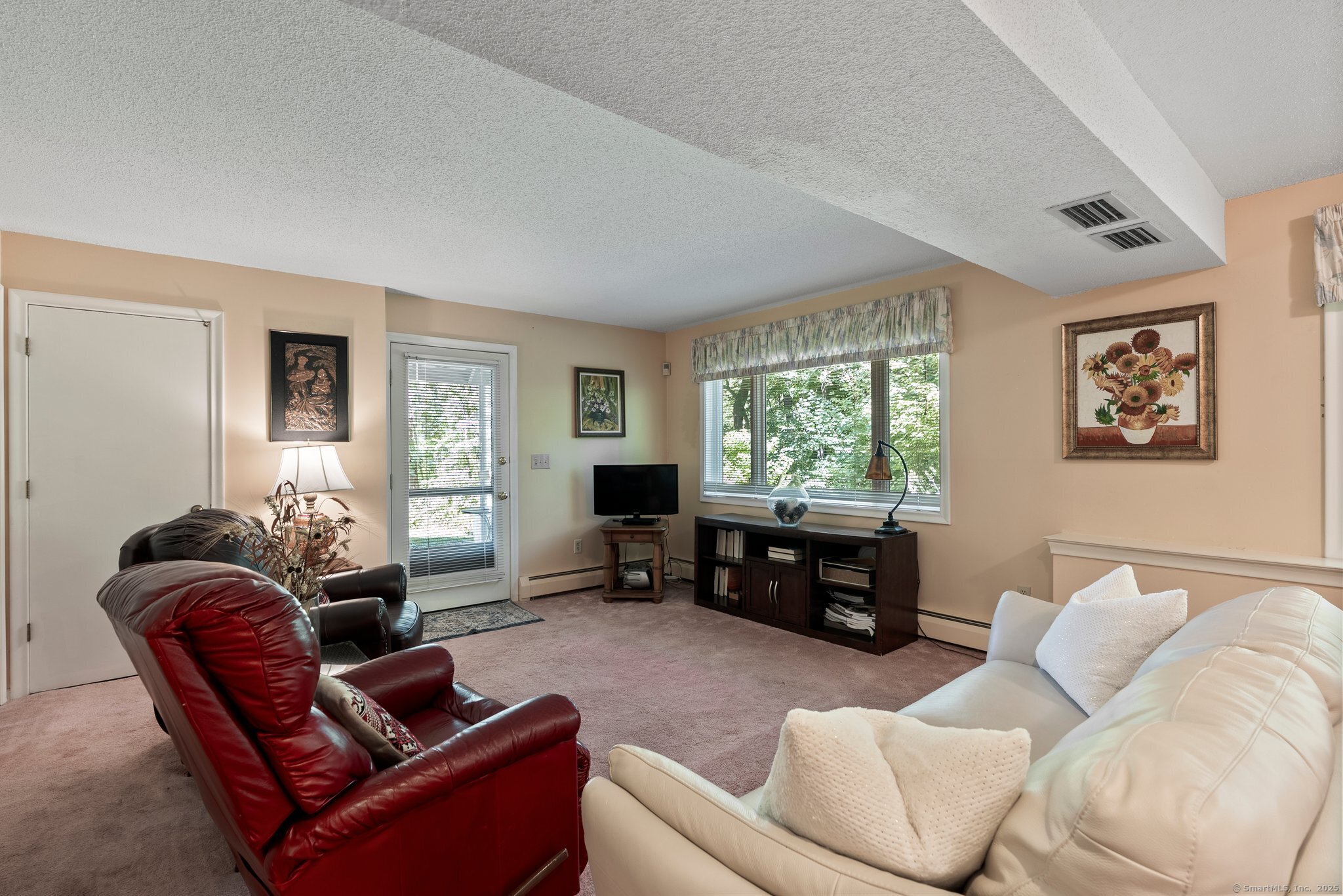 Newington, Connecticut 06111, United States, 2 Bedrooms Bedrooms, ,3 BathroomsBathrooms,Residential,Pending,160210