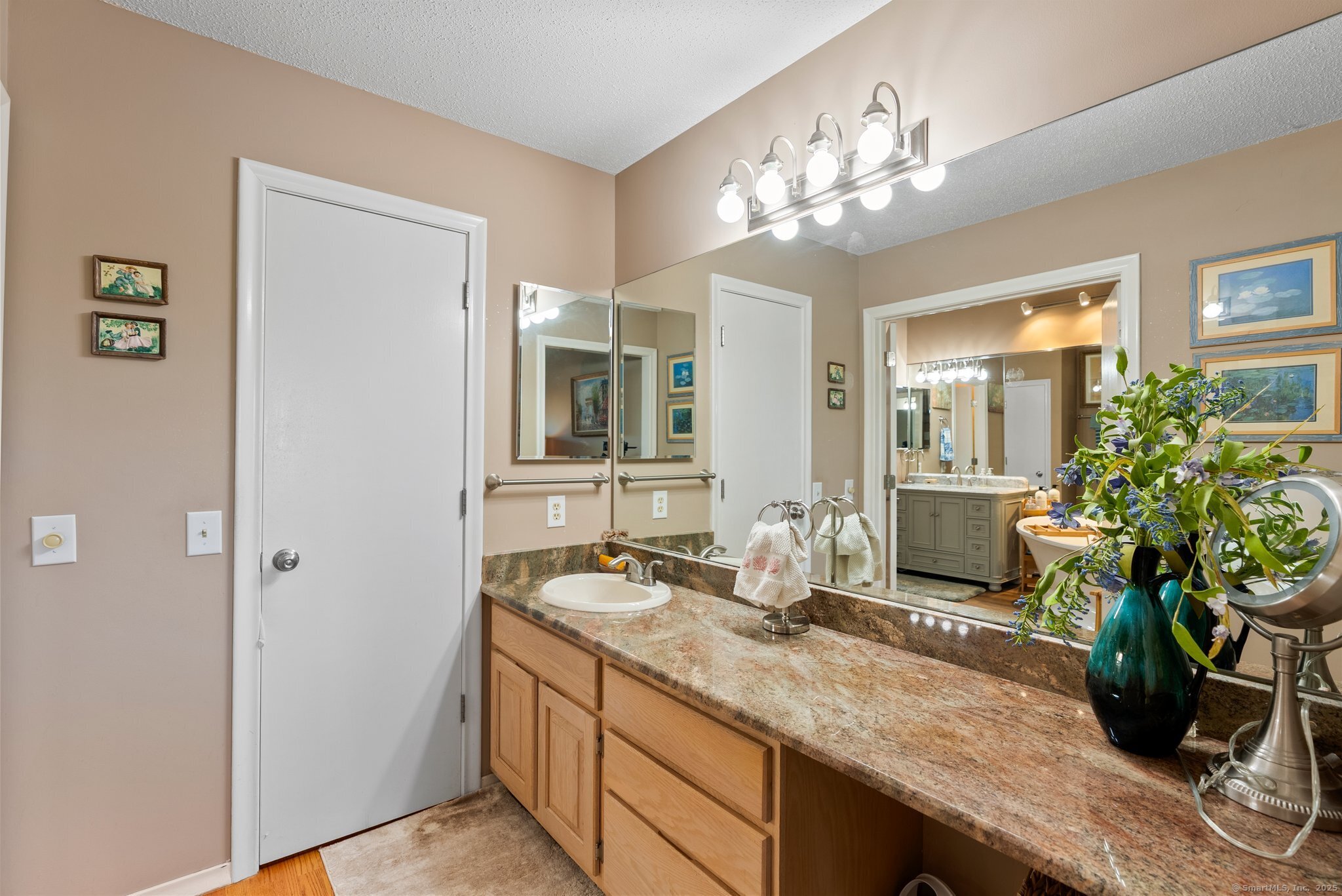 Newington, Connecticut 06111, United States, 2 Bedrooms Bedrooms, ,3 BathroomsBathrooms,Residential,Pending,160210