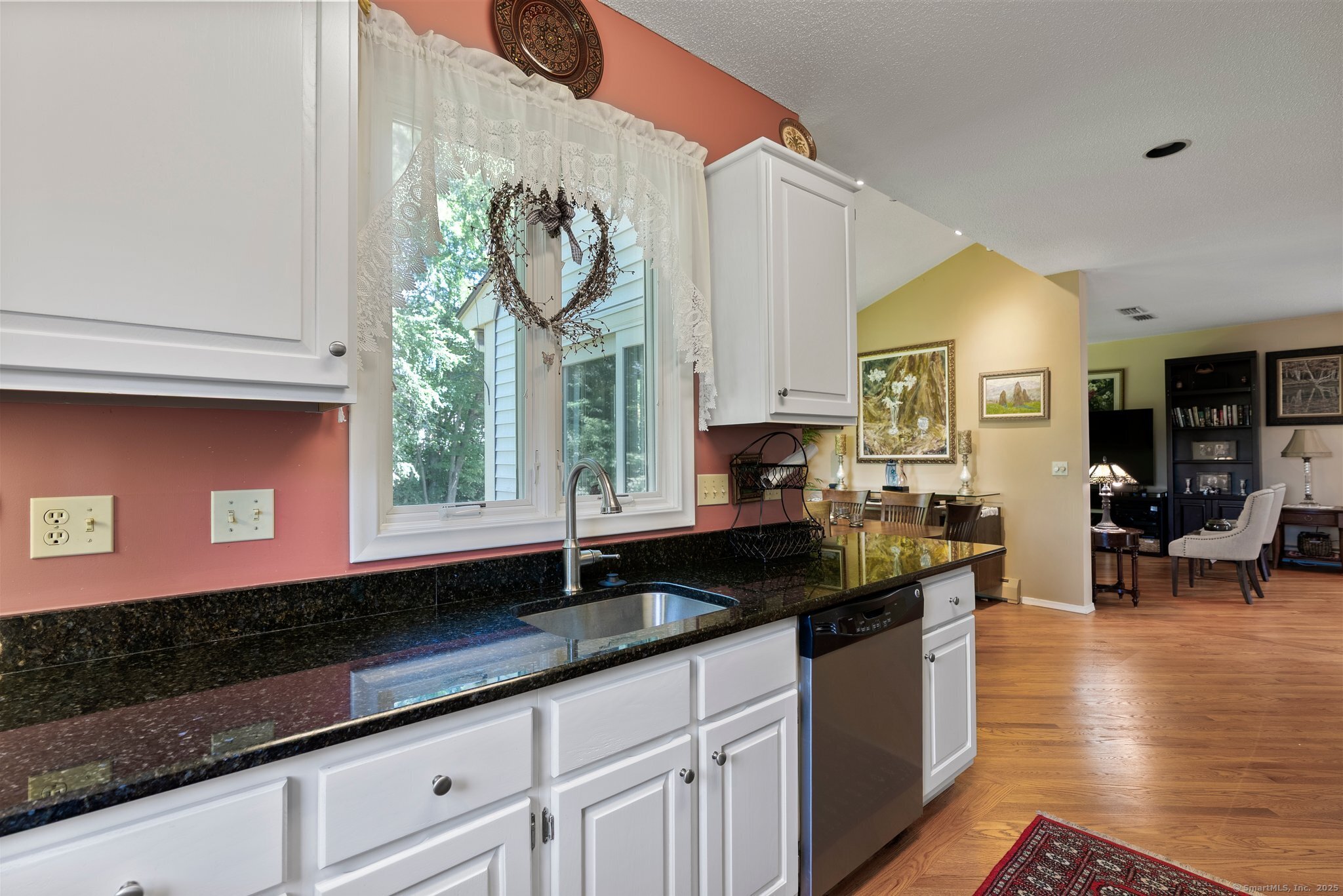 Newington, Connecticut 06111, United States, 2 Bedrooms Bedrooms, ,3 BathroomsBathrooms,Residential,Pending,160210