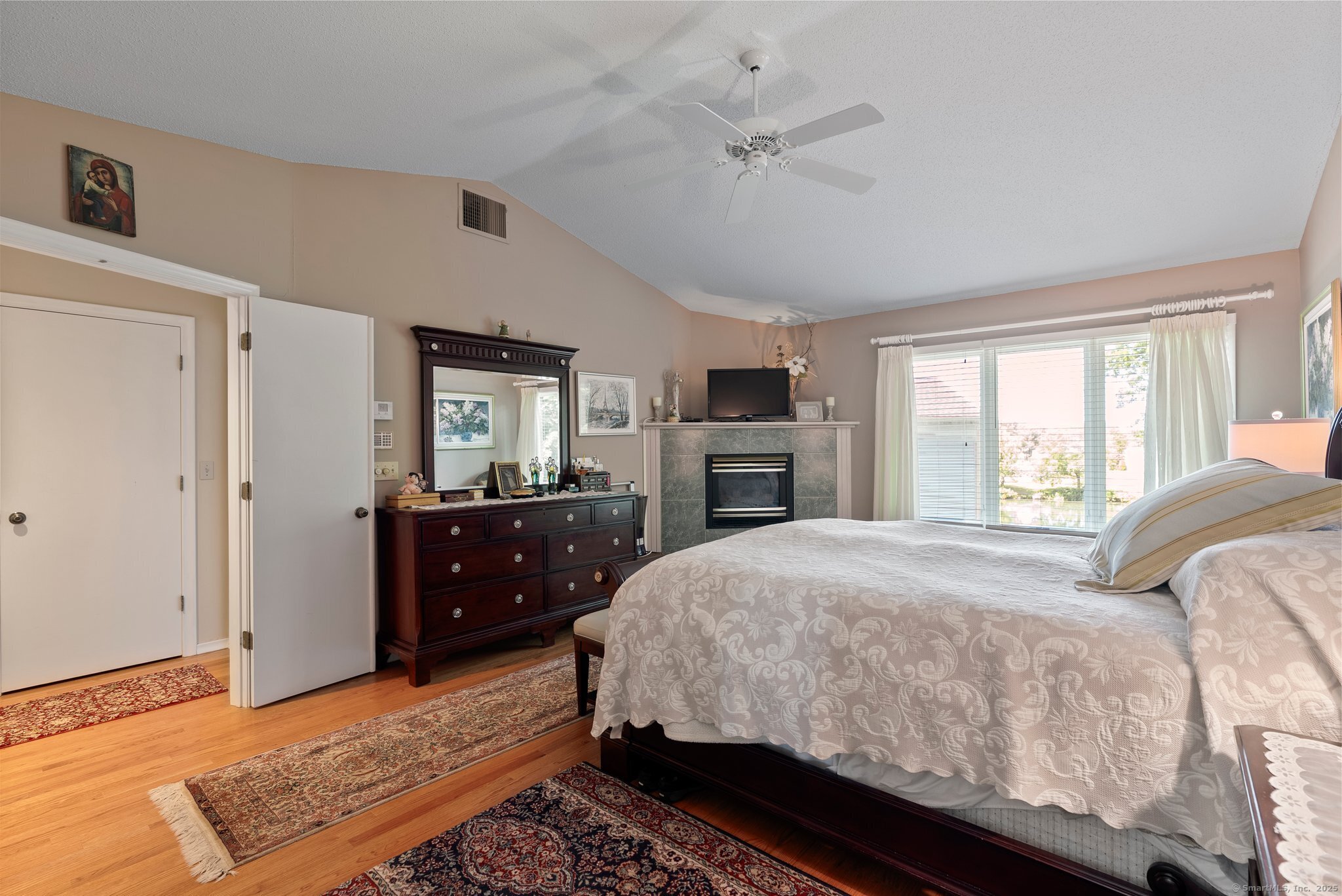 Newington, Connecticut 06111, United States, 2 Bedrooms Bedrooms, ,3 BathroomsBathrooms,Residential,Pending,160210