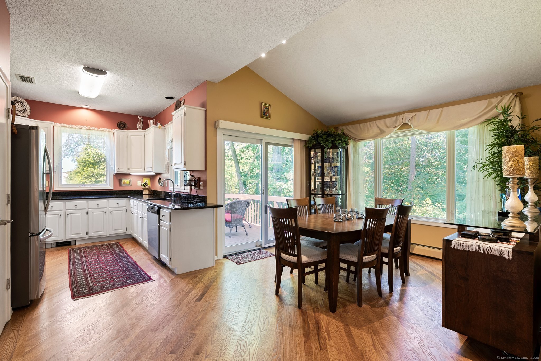 Newington, Connecticut 06111, United States, 2 Bedrooms Bedrooms, ,3 BathroomsBathrooms,Residential,Pending,160210