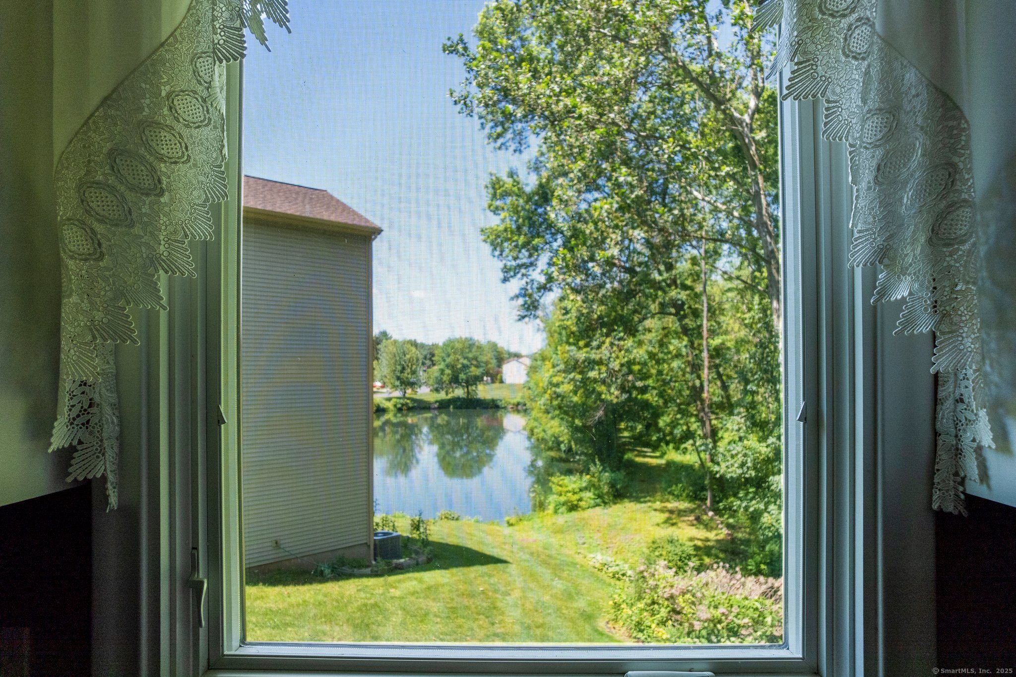 Newington, Connecticut 06111, United States, 2 Bedrooms Bedrooms, ,3 BathroomsBathrooms,Residential,Pending,160210