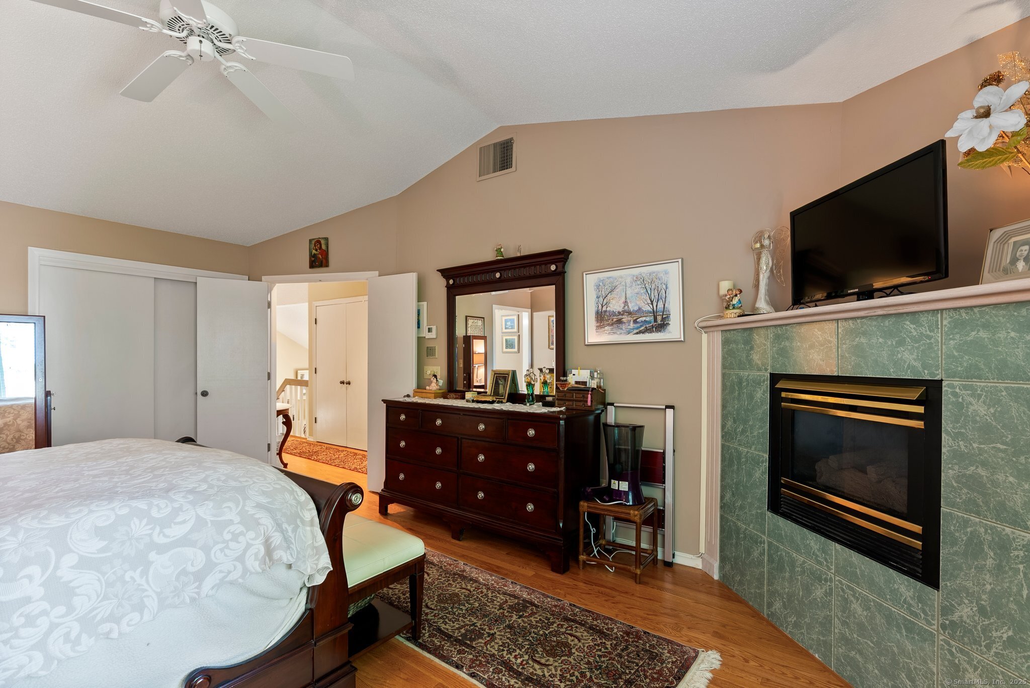 Newington, Connecticut 06111, United States, 2 Bedrooms Bedrooms, ,3 BathroomsBathrooms,Residential,Pending,160210