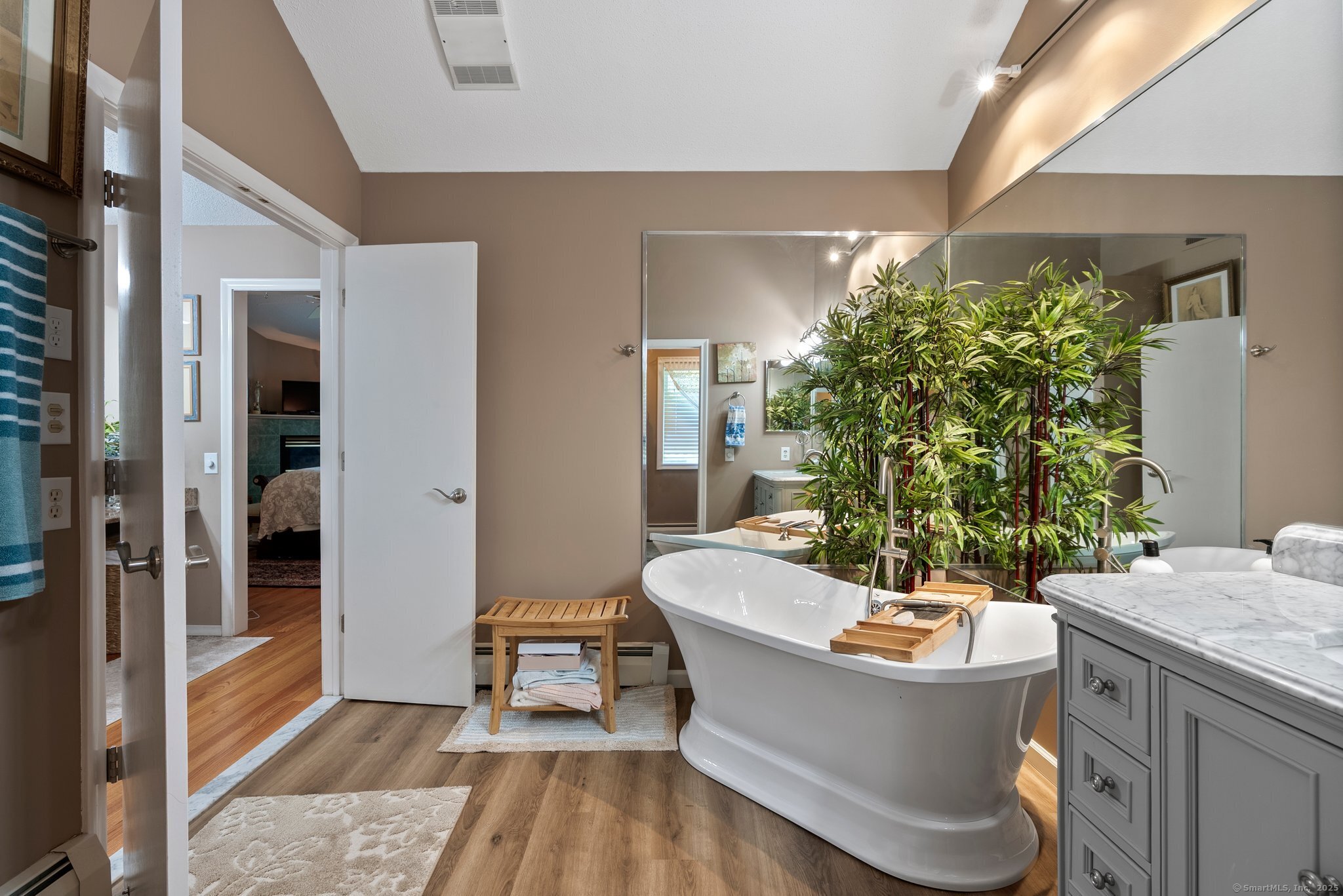 Newington, Connecticut 06111, United States, 2 Bedrooms Bedrooms, ,3 BathroomsBathrooms,Residential,Pending,160210