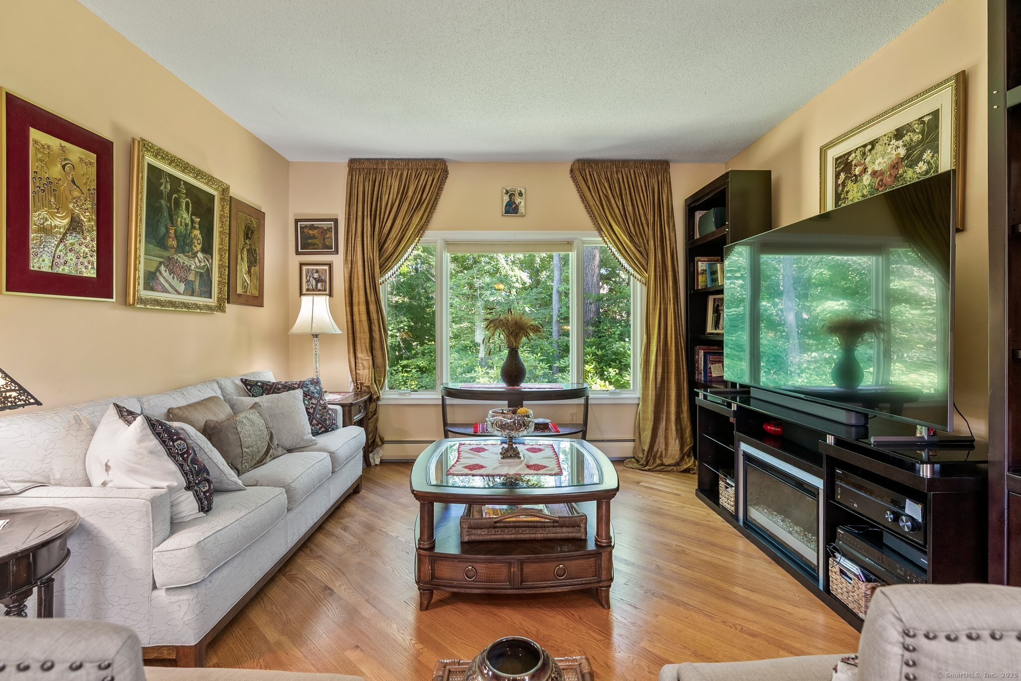 Newington, Connecticut 06111, United States, 2 Bedrooms Bedrooms, ,3 BathroomsBathrooms,Residential,Pending,160210