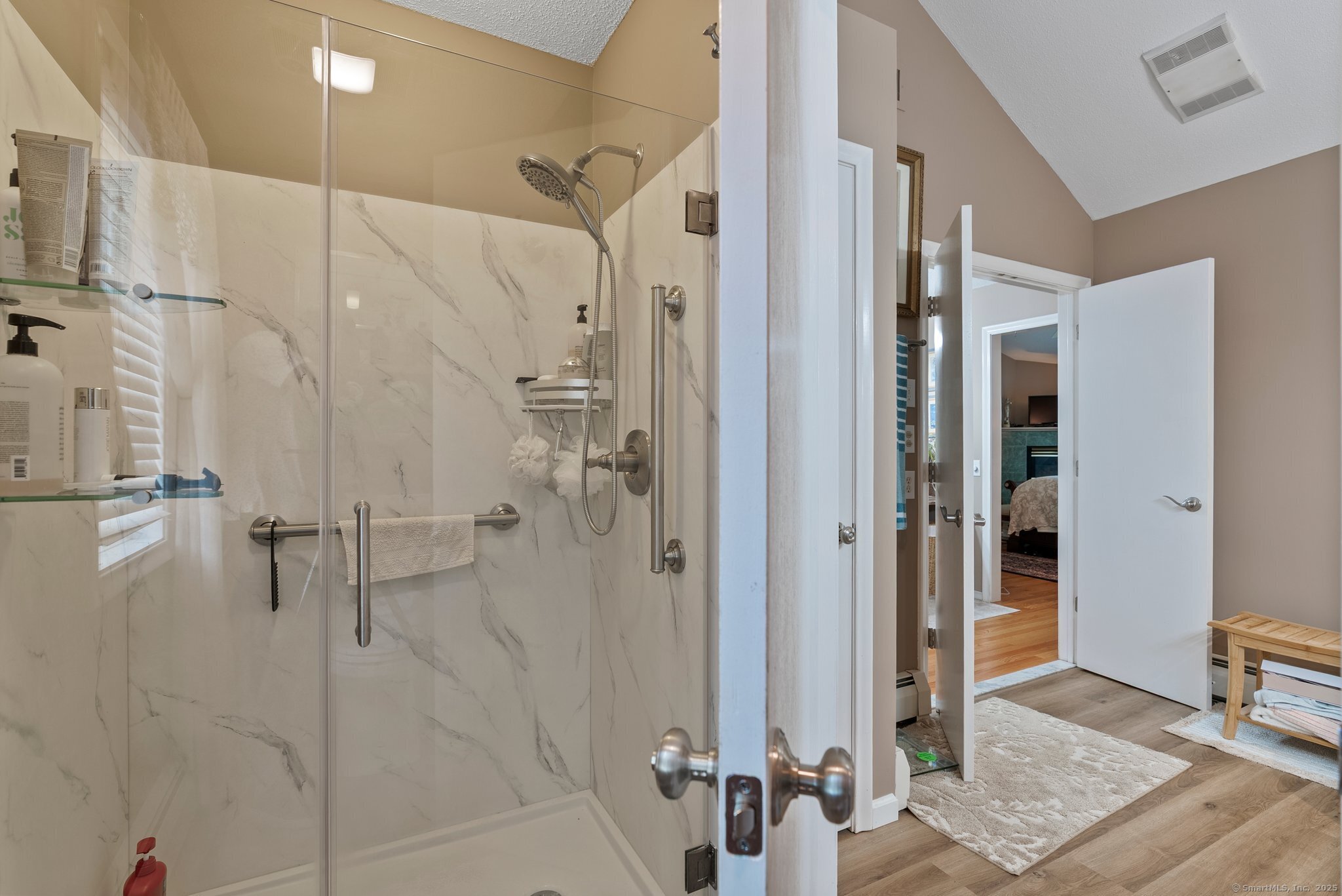 Newington, Connecticut 06111, United States, 2 Bedrooms Bedrooms, ,3 BathroomsBathrooms,Residential,Pending,160210