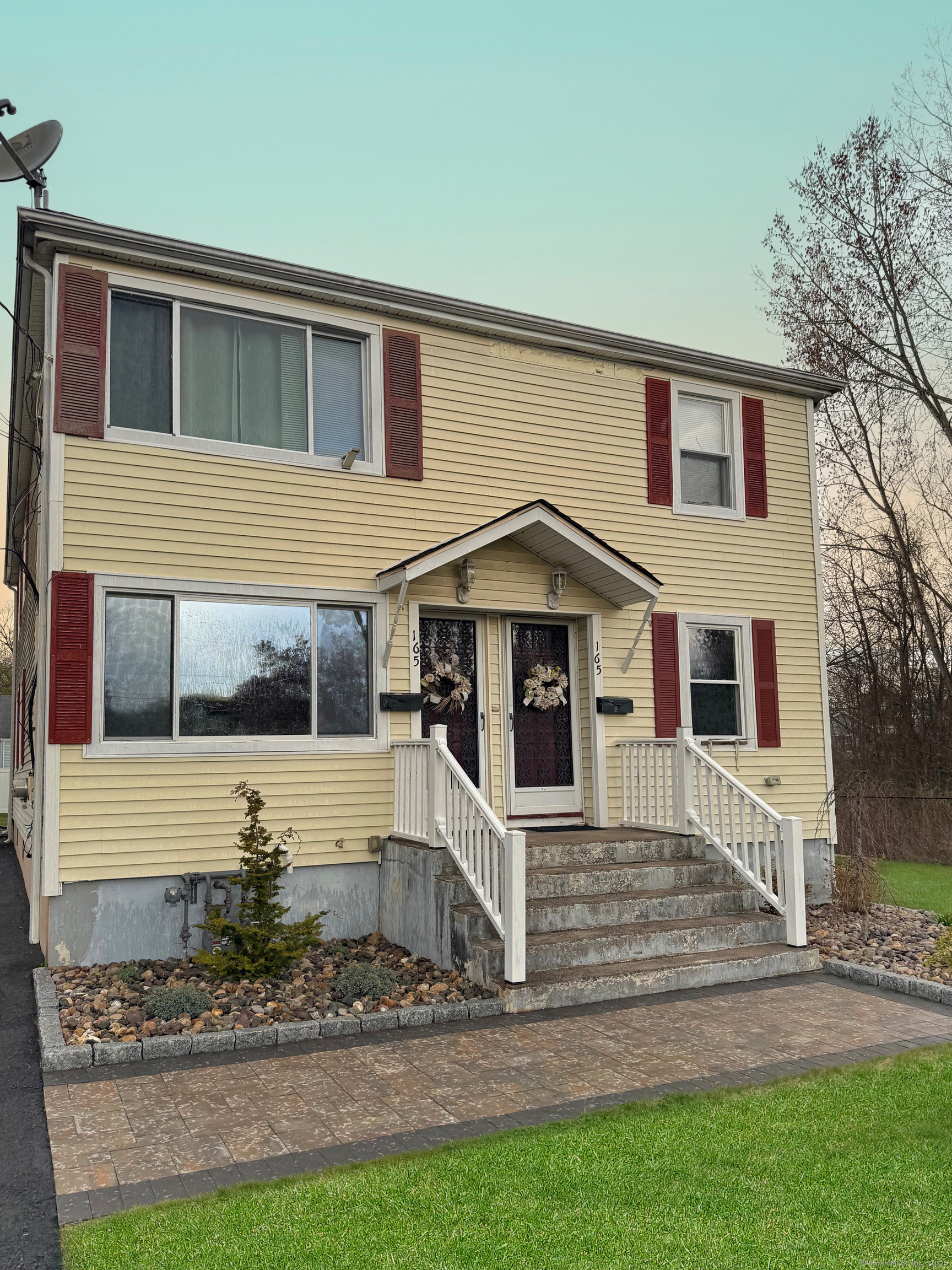 Collins Street 1, New Britain, Connecticut - 3 Bedrooms  
2 Bathrooms  
5 Rooms - 
