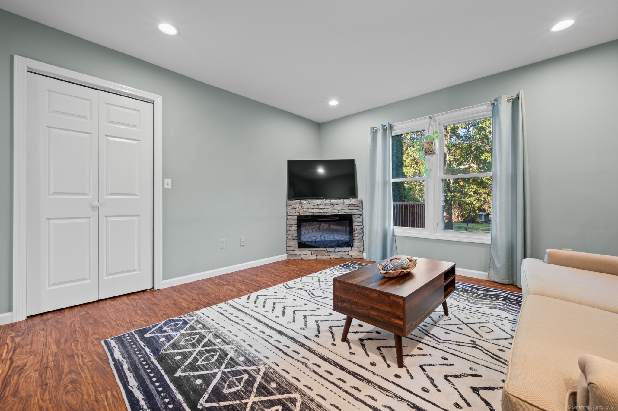 Glastonbury, Connecticut 06033, United States, 1 Bedroom Bedrooms, ,2 BathroomsBathrooms,Residential,Active,228802