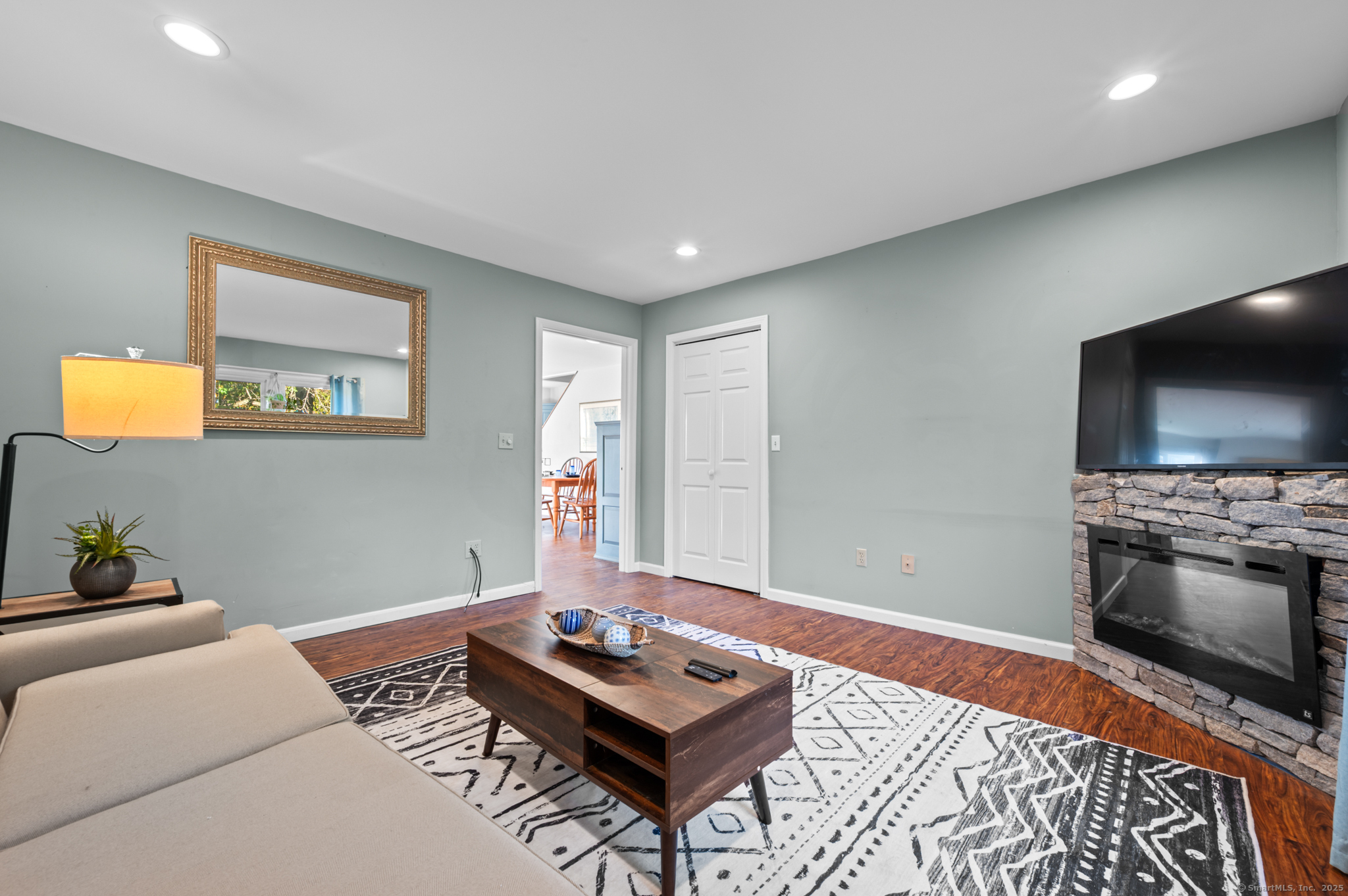 Glastonbury, Connecticut 06033, United States, 1 Bedroom Bedrooms, ,2 BathroomsBathrooms,Residential,Active,228802