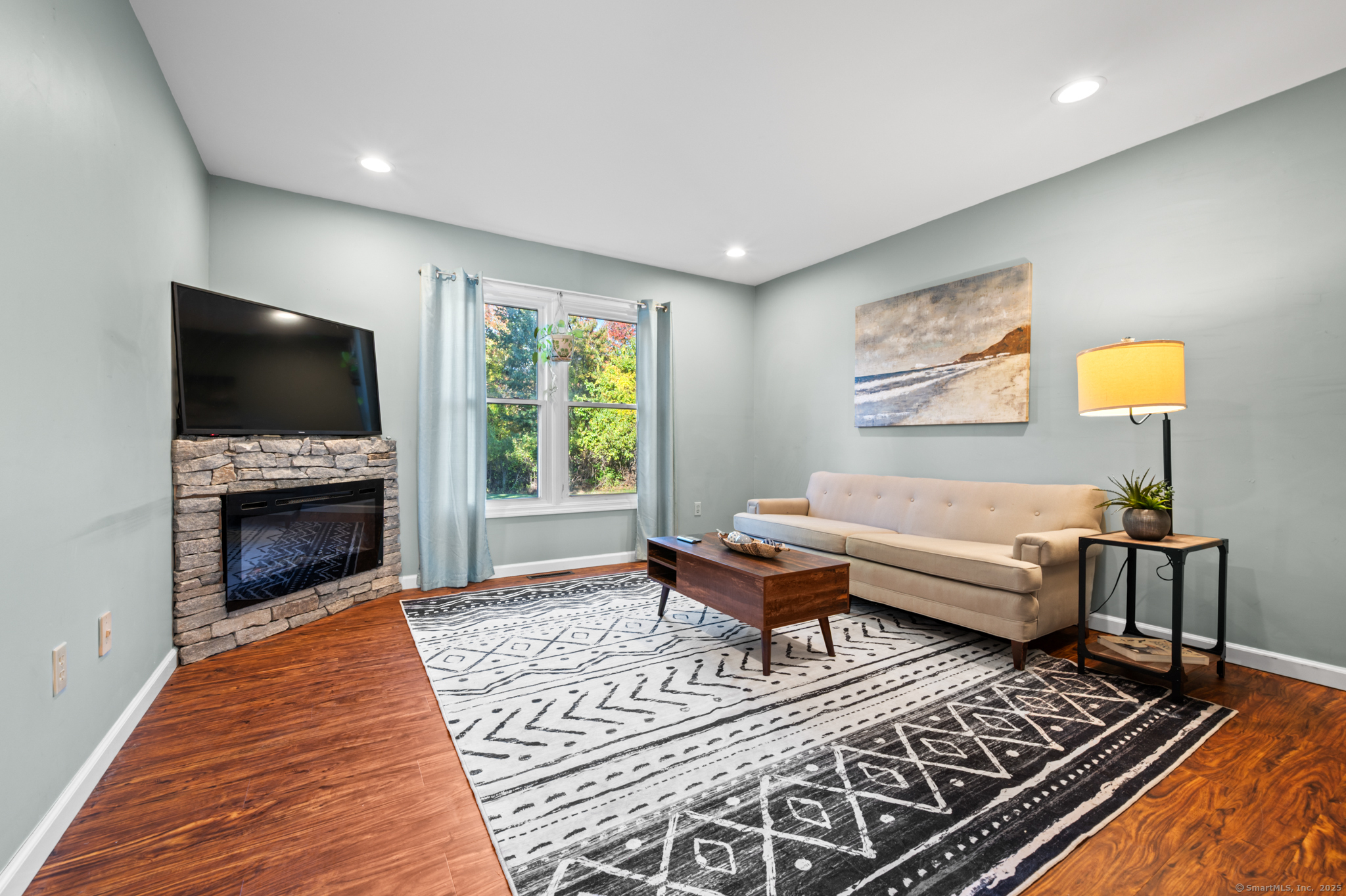 Glastonbury, Connecticut 06033, United States, 1 Bedroom Bedrooms, ,2 BathroomsBathrooms,Residential,Active,228802